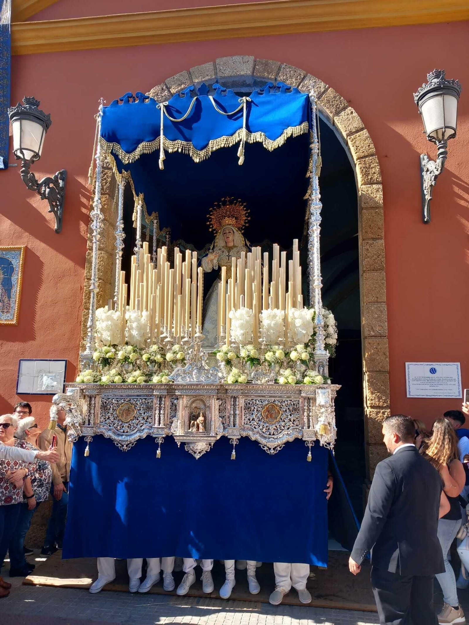 Nuestra Señora de la Estrella, saliendo de la capilla.
