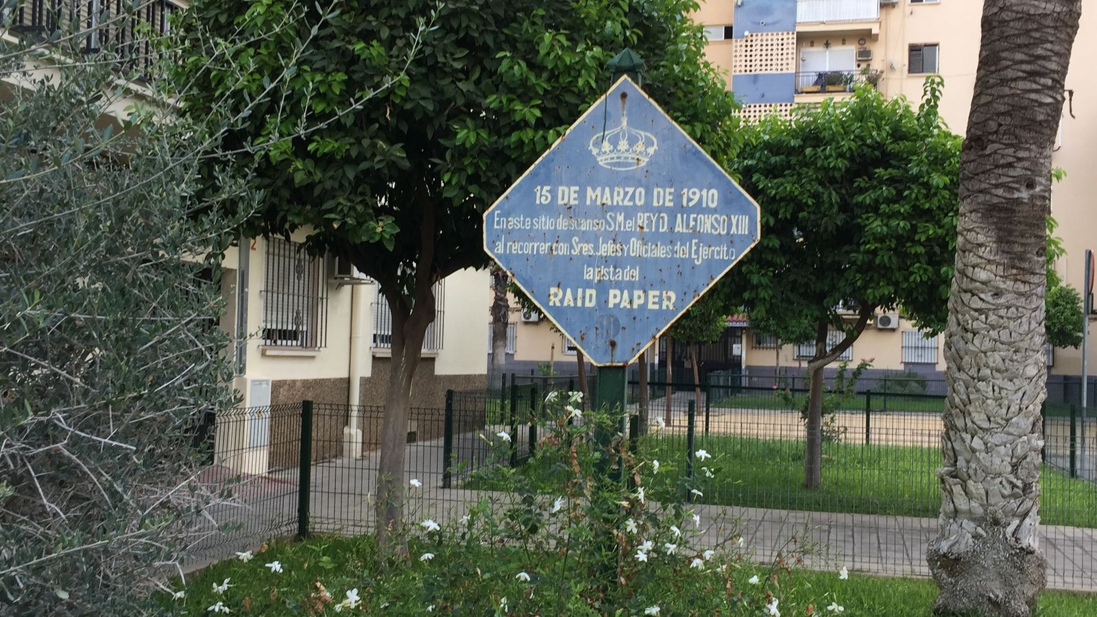 Placa en el Parque Alcosa que recuerda el paso del rey Alfonso XIII