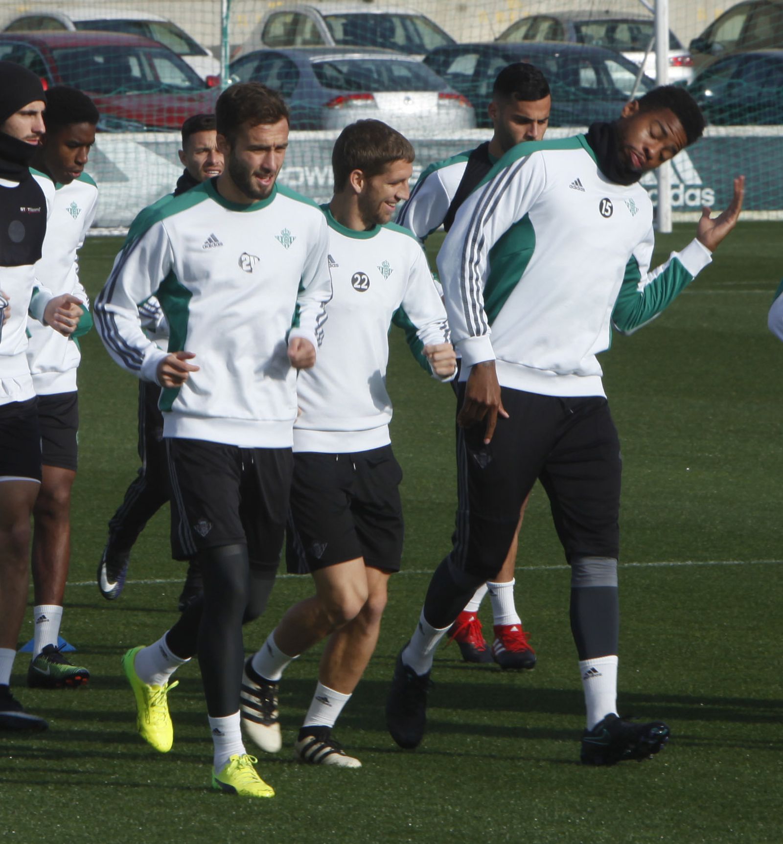 Pezzella, Brasanac y Donk dialogan mientras realizan carrera continua en una reciente sesión preparatoria.