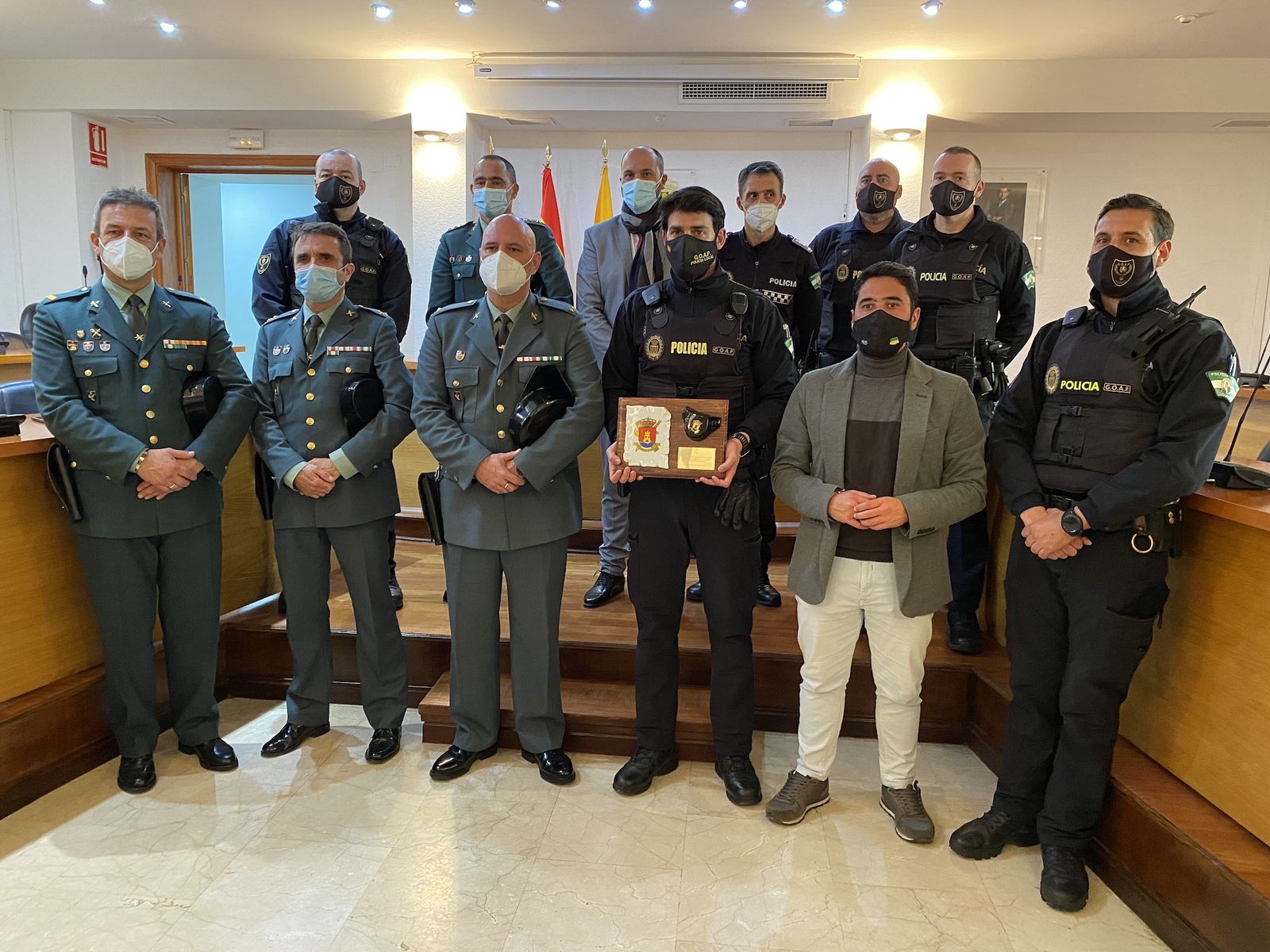 Los asistentes al acto de homenaje al GOAP de Los Barrios.