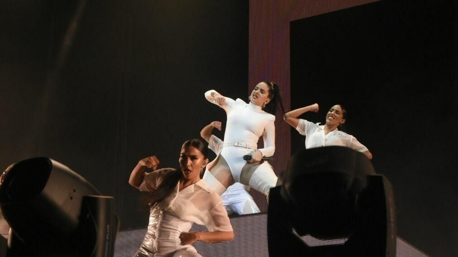 Rosalía, al inicio de la actuación de anoche en la plaza de toros.
