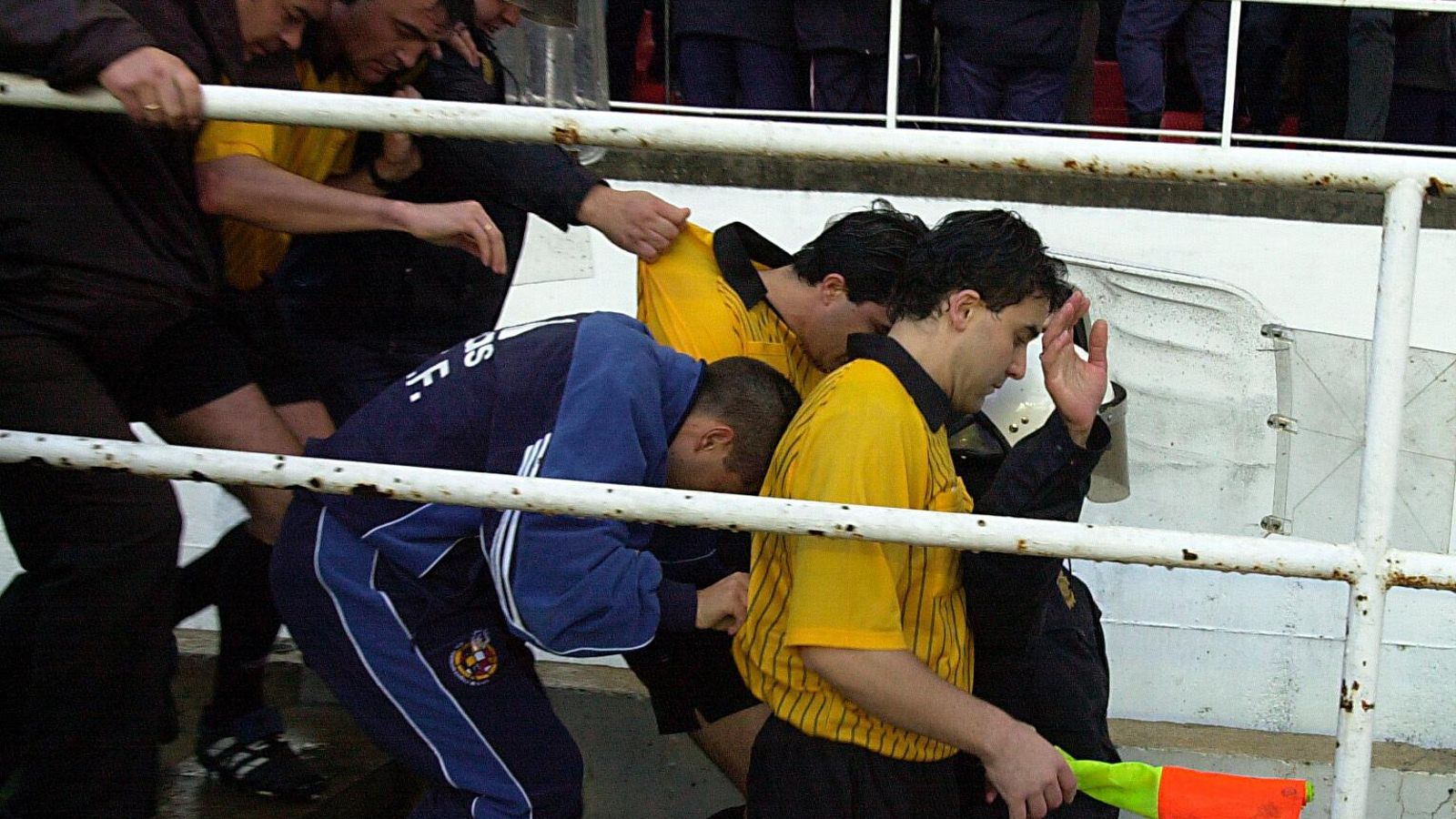 Mejuto, escoltado por la Policía Nacional y la seguridad privada, se retira al vestuario tras el Sevilla-Deportivo.