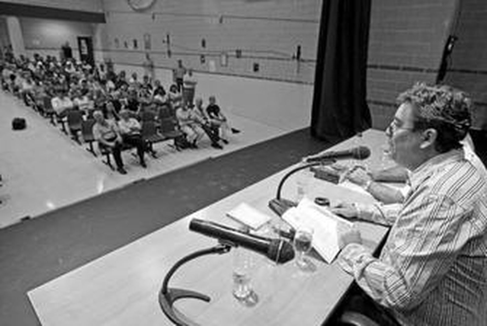 El catedrático Luis García Montero lee un poema, ayer, en el centro penitenciario de Albolote.