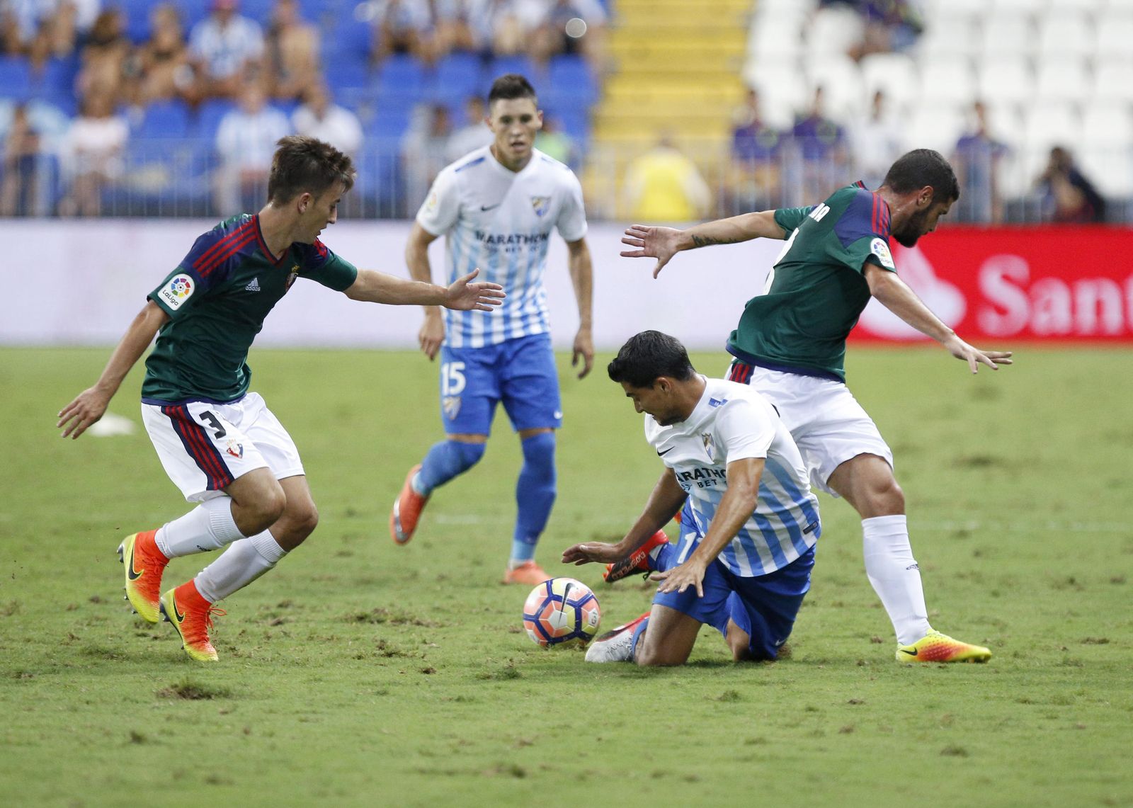 Chory Castro cae, con Ricca en segundo plano.