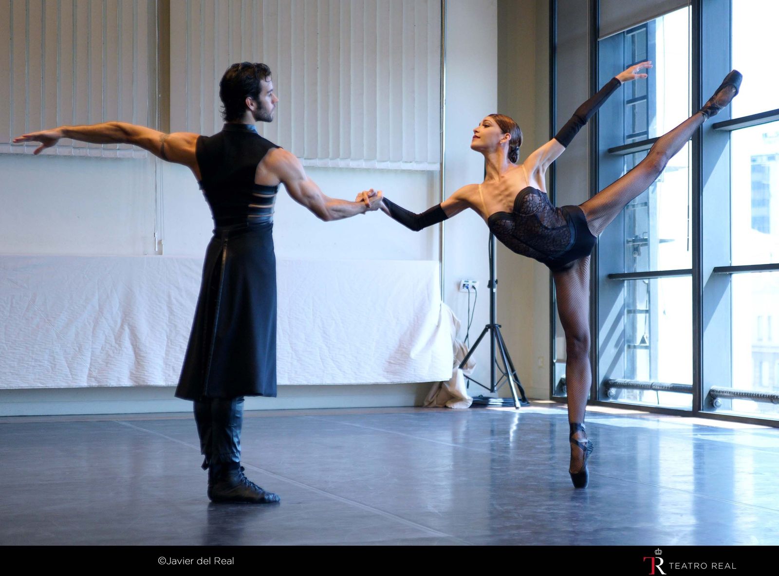 Ensayando en el Teatro Real esta 'Carmen' que, según Ullate, es "modelo de día y prostituta de noche".
