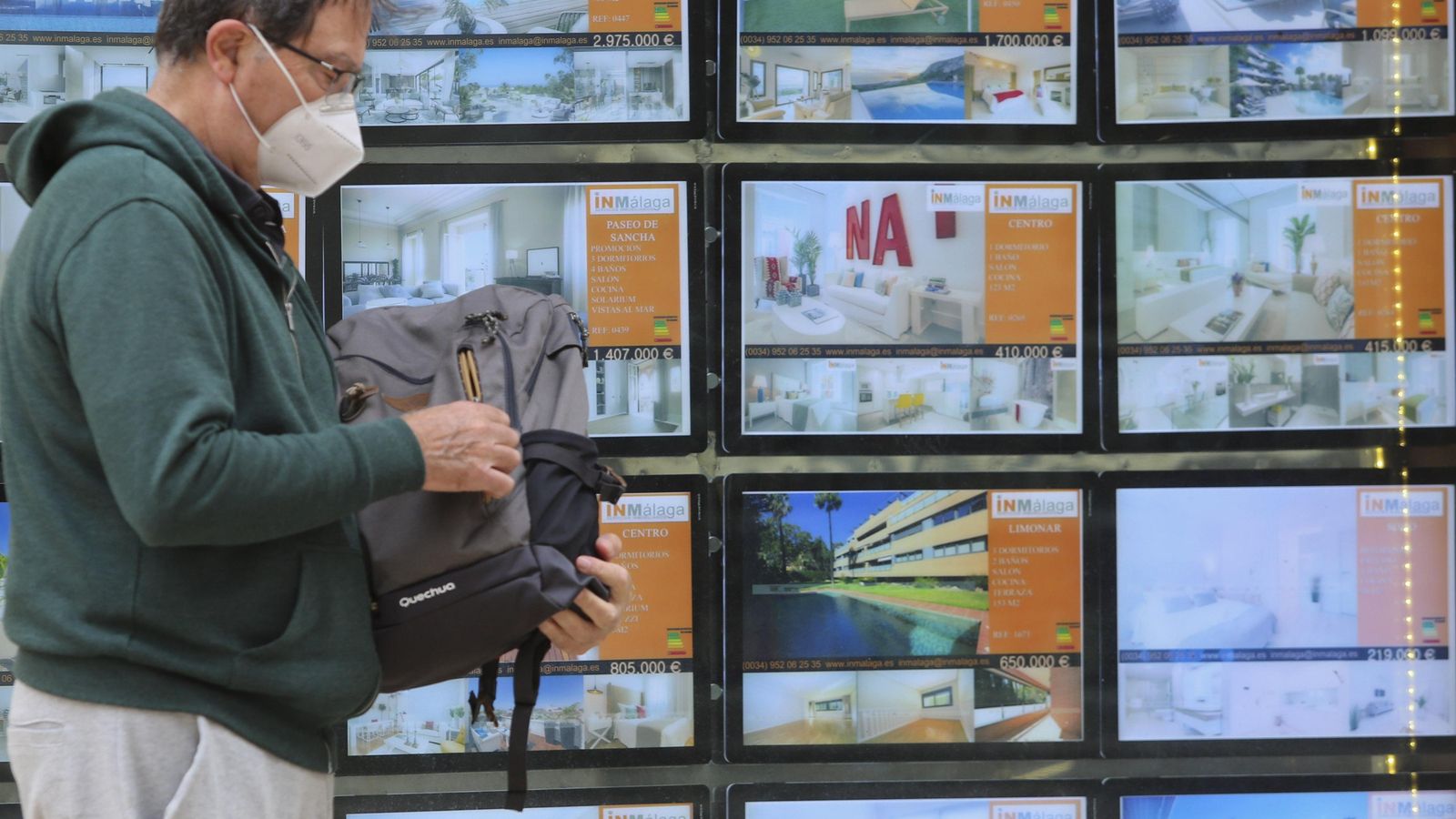 Un hombre pasa junto a una inmobiliaria en Málaga capital.