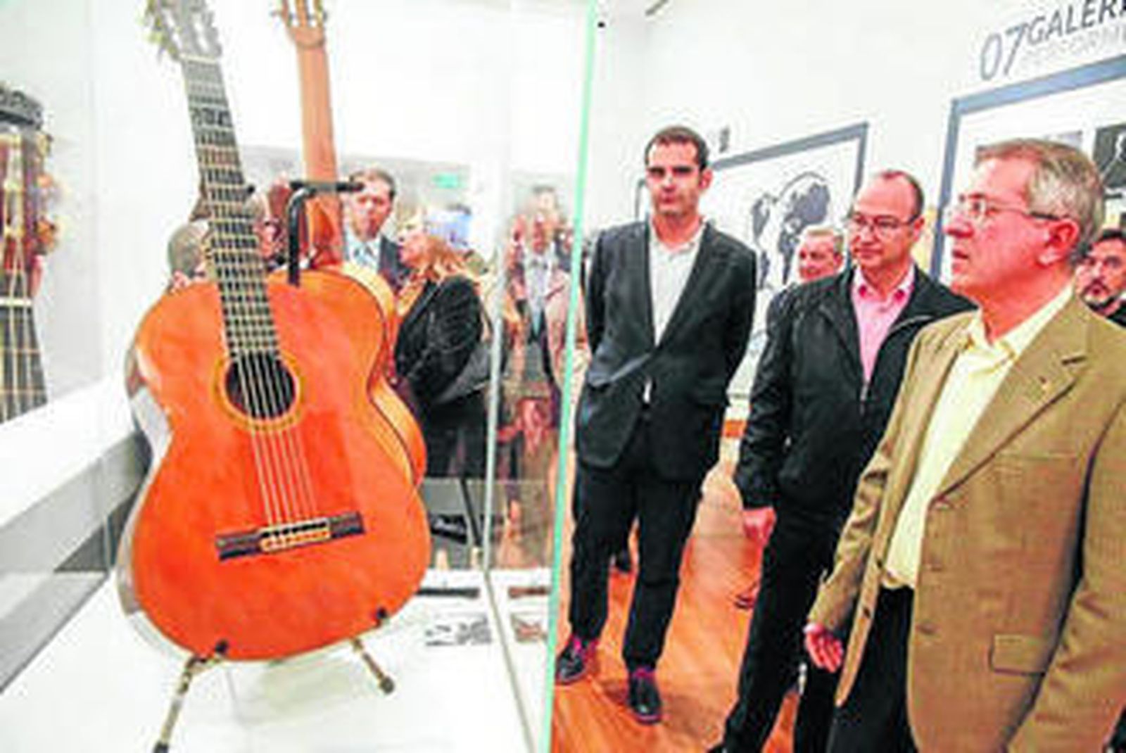 Rodríguez Comendador y Fernández-Pacheco viendo las guitarras.