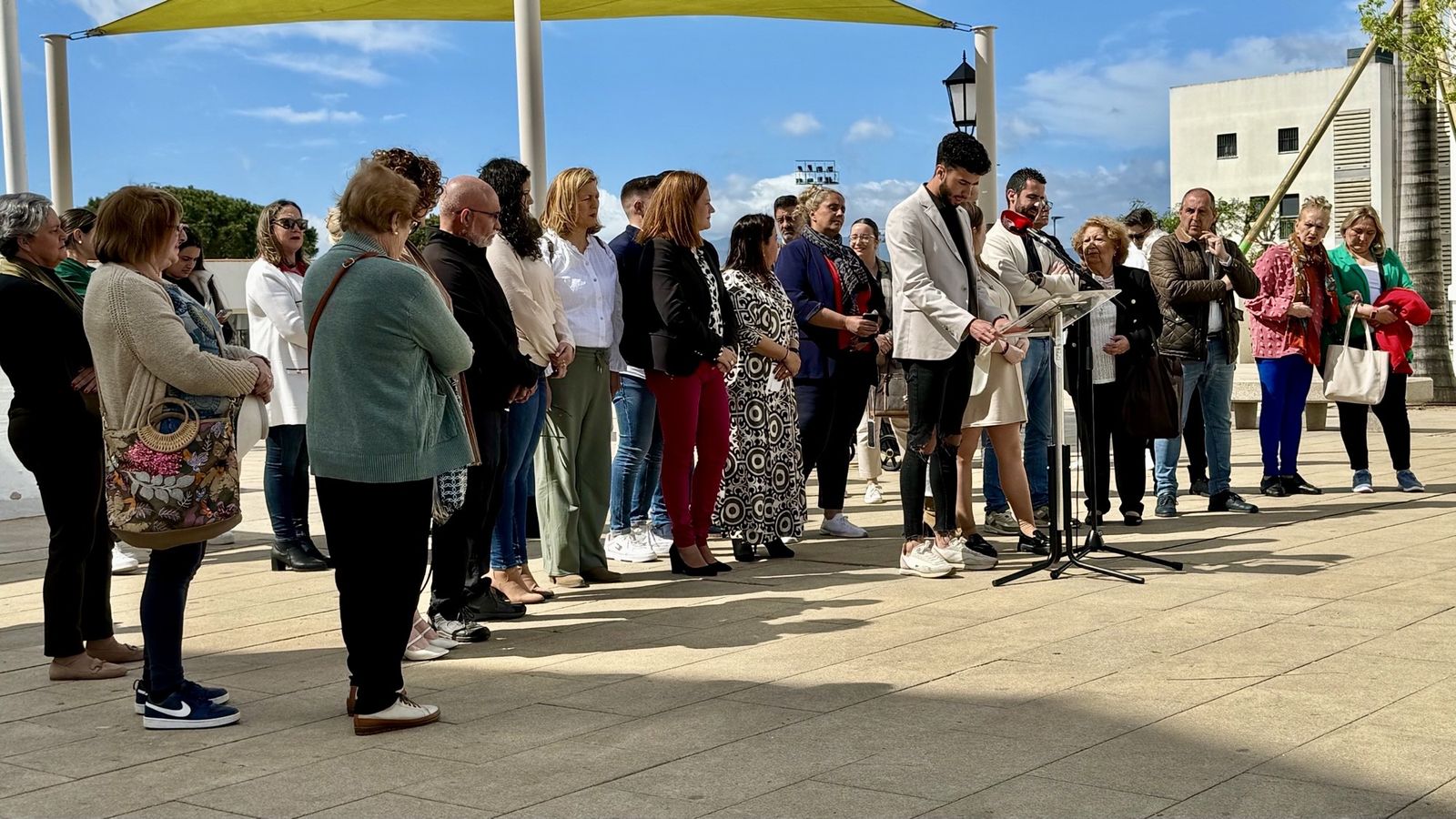 Lectura del manifiesto durante la conmemoración del Día Internacional del Pueblo Gitano
