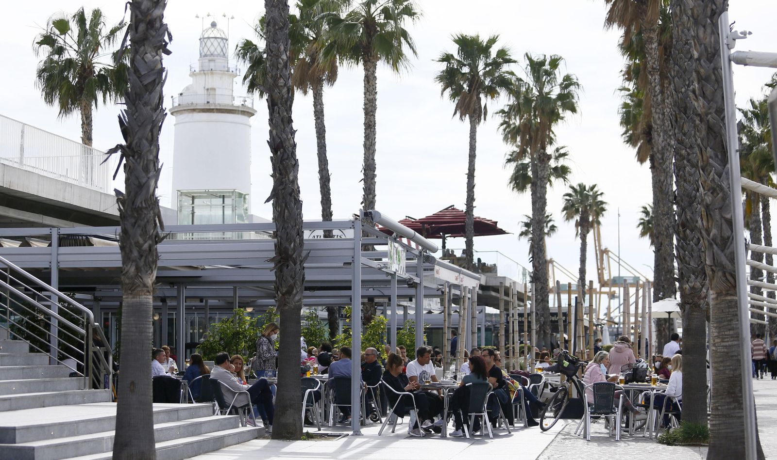 Las fotos de Málaga capital en la reapertura de bares y comercio no esencial