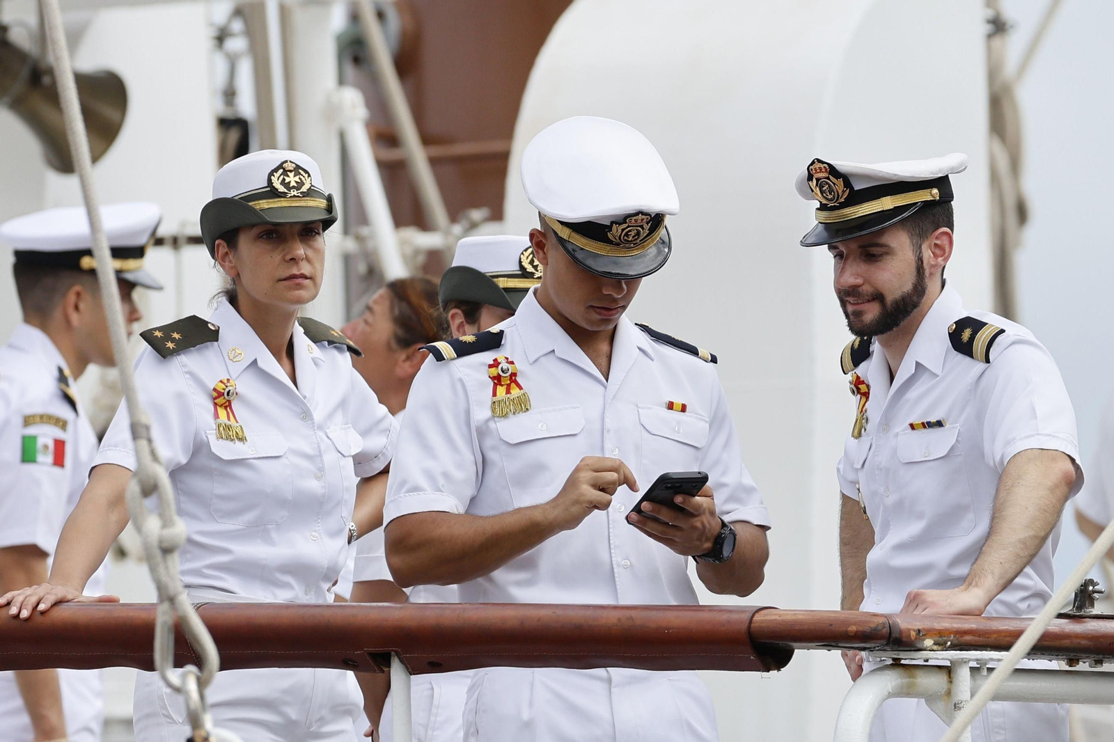 Las imágenes del rencuentro de la reina Letizia y la Princesa Leonor en el atraque del 'Elcano' en Panamá