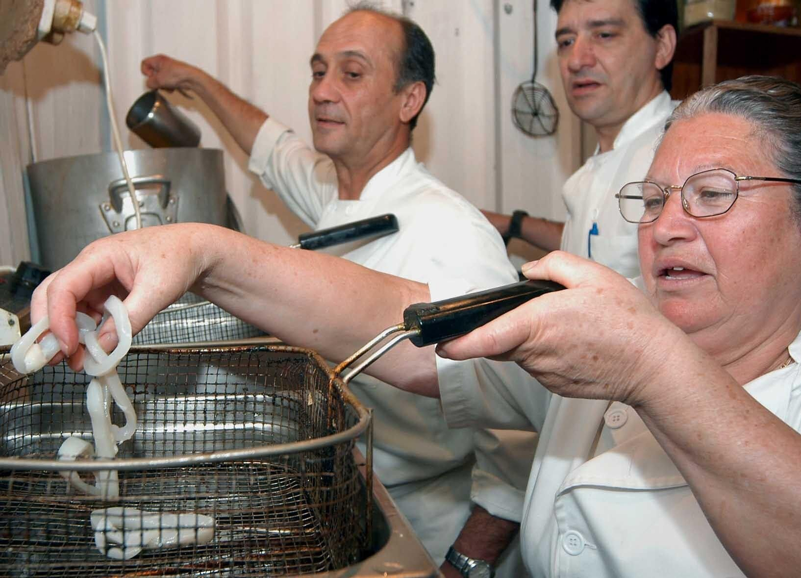 Cocineros de una caseta de la Feria de Abril.