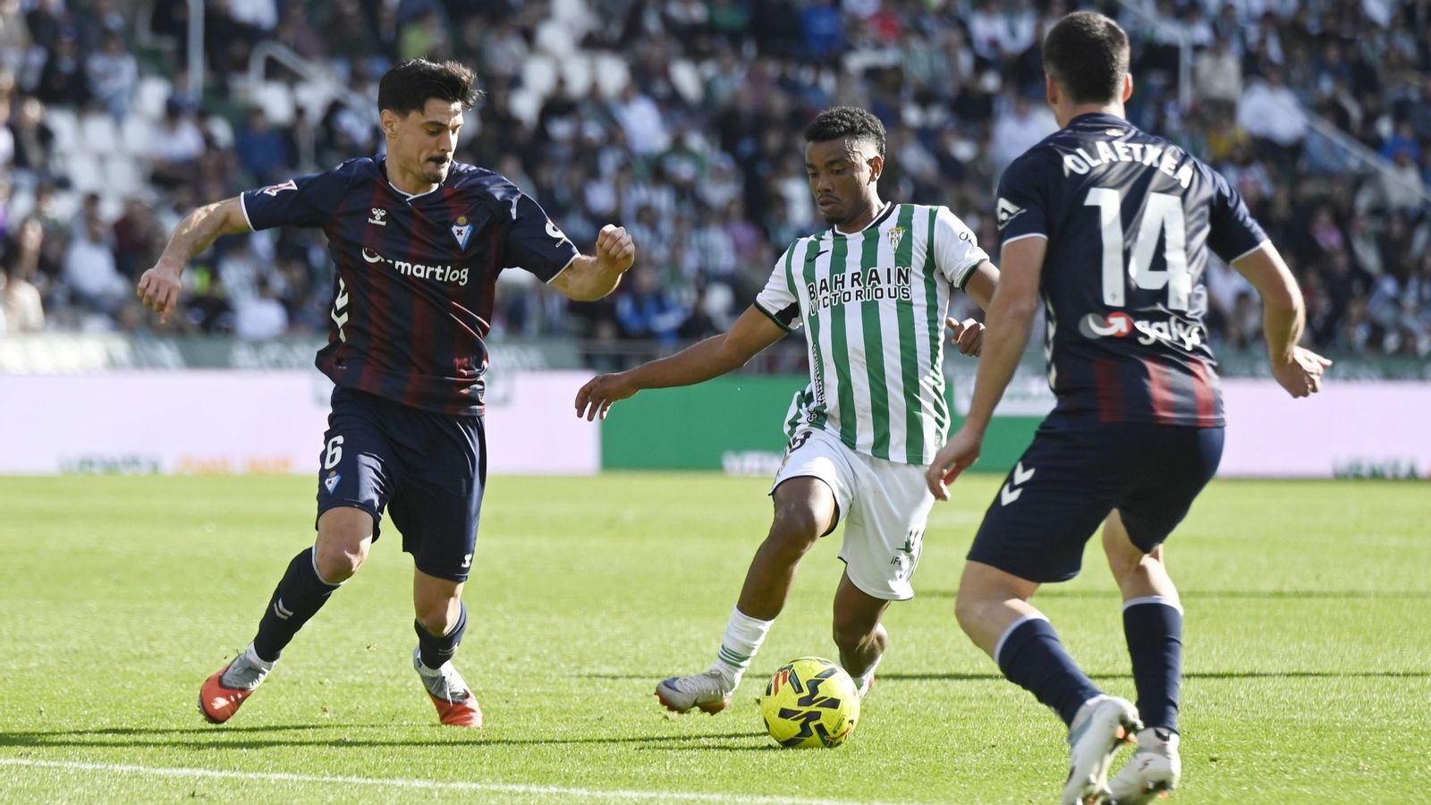 Dalisson intenta superar a dos jugadores del Eibar en el último partido del Córdoba CF.