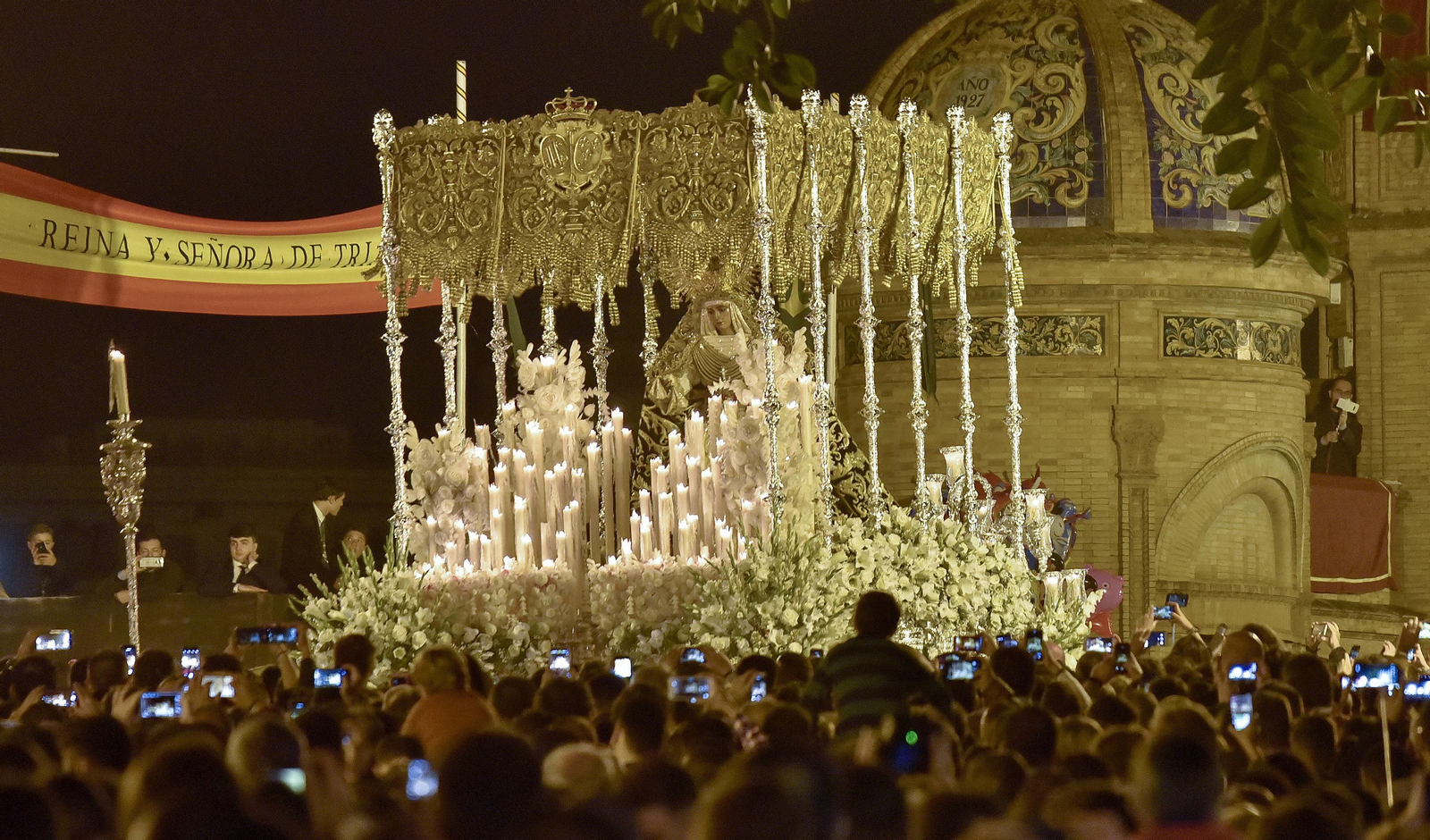 El regreso de la Esperanza de Triana, en imágenes