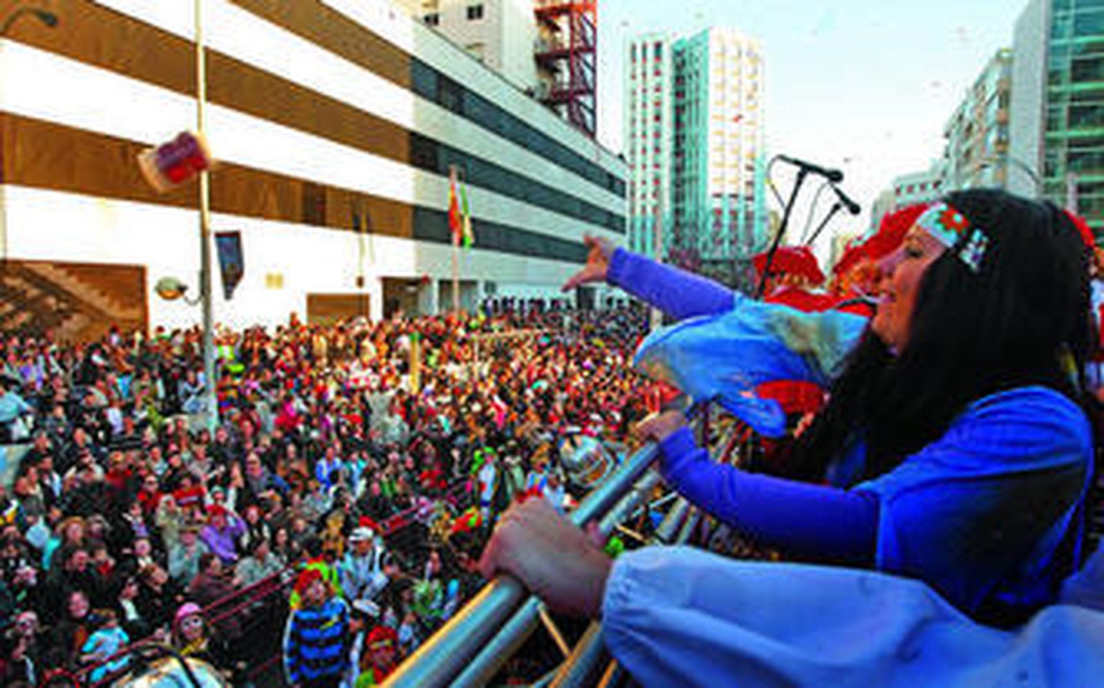 El autobús de Cruzcampo, desde el que se lanzaron regalos, abría la cabalgata, que como se puede ver en la imagen fue presenciada por una multitud de personas.