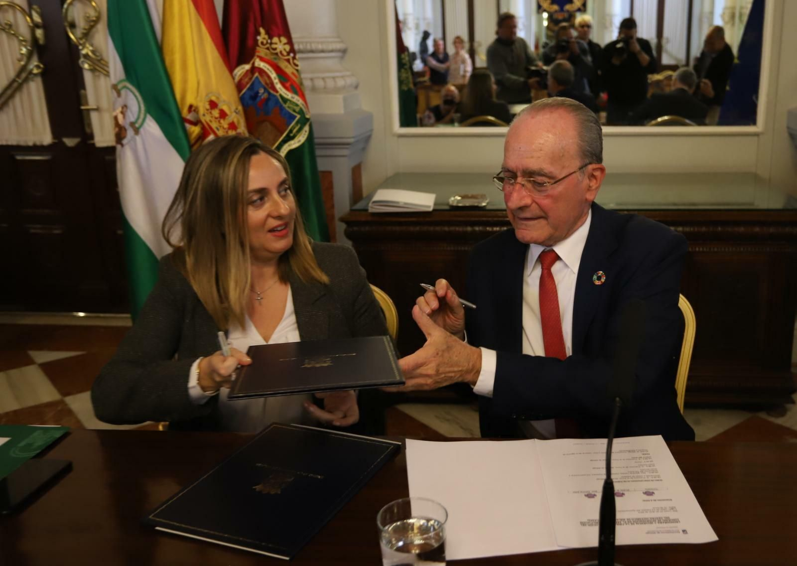 Marifran Carazo y Francisco de la Torre, este lunes, en la firma de acuerdo de extinción del plan de las 'tecnocasas'.