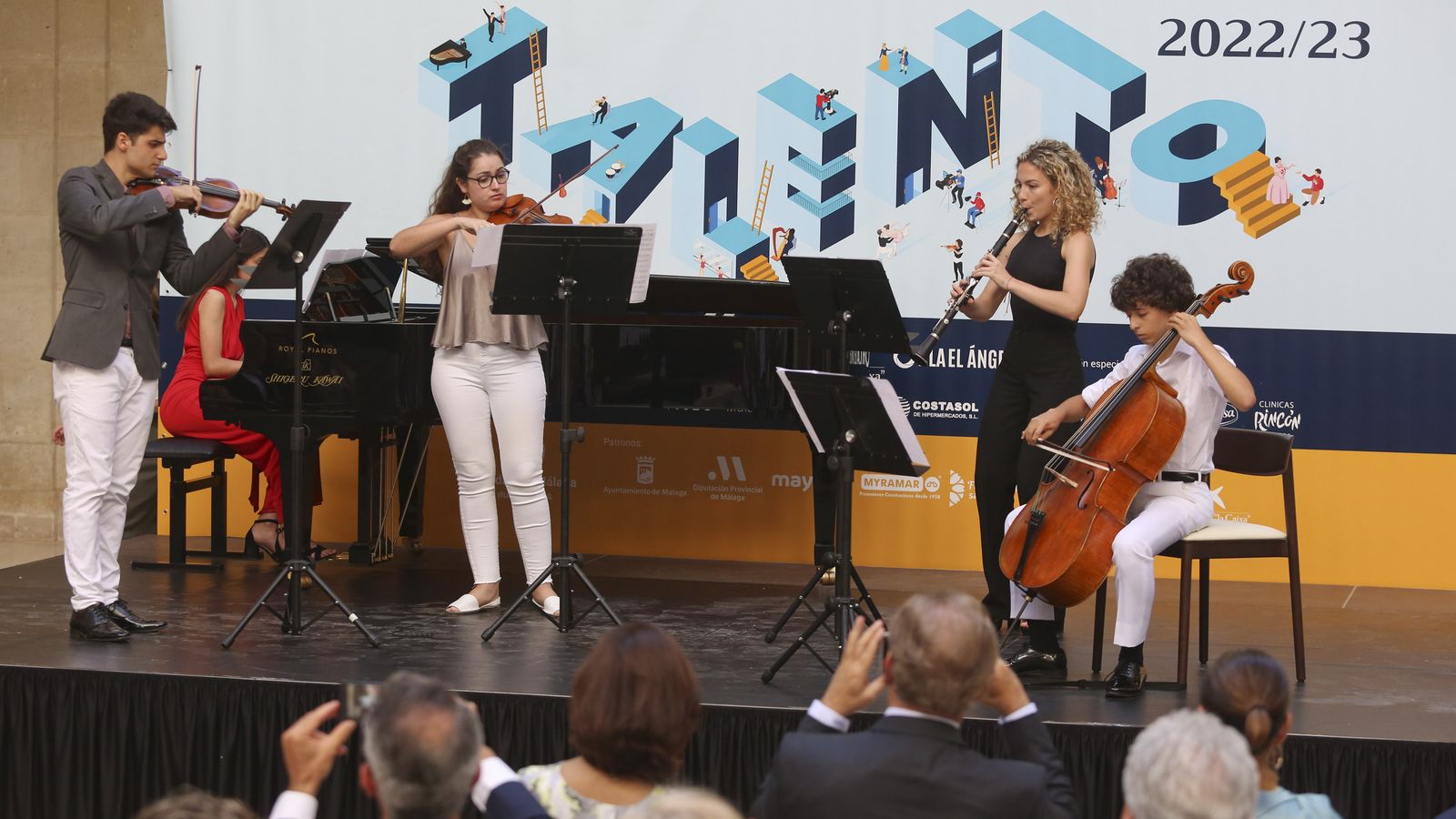 Los becados interpretando  Libertango de Astor Piazzolla durante el acto.