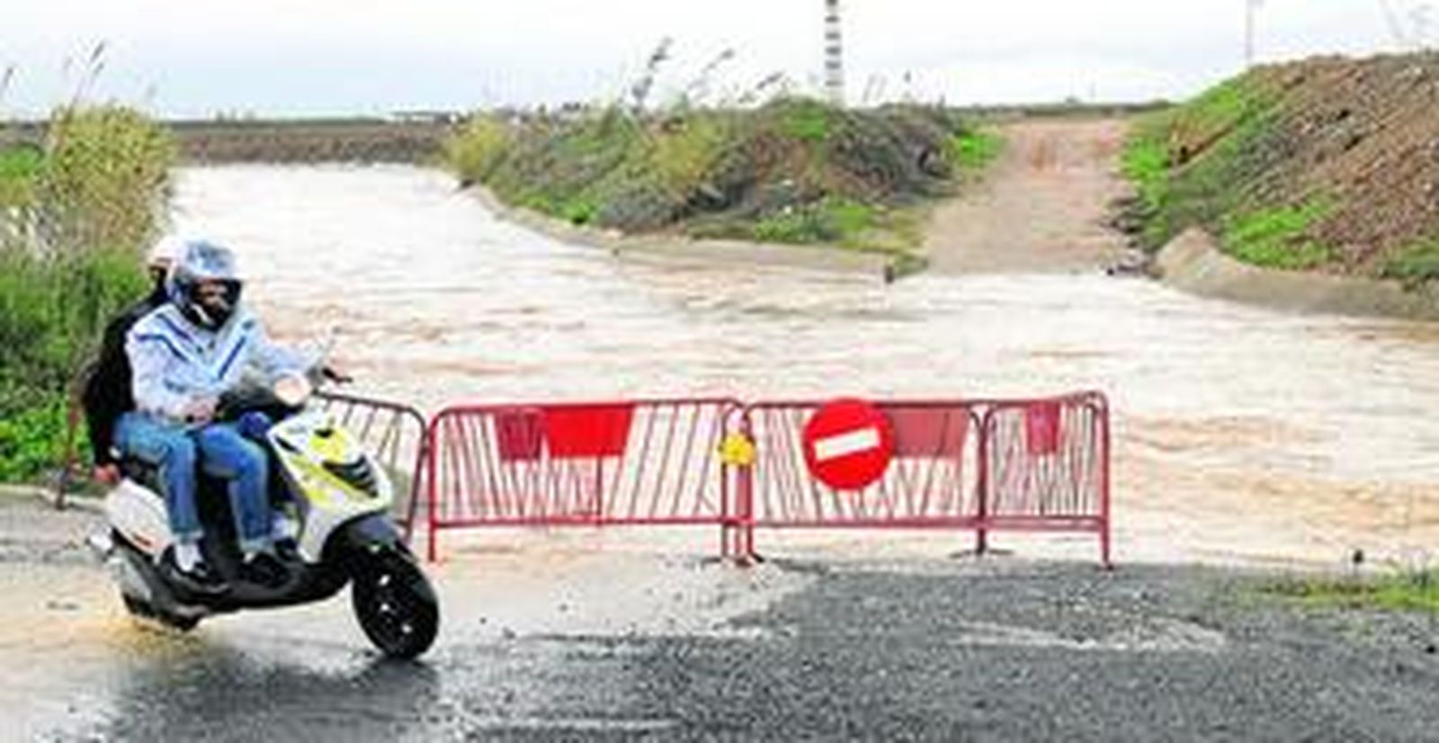 Aspecto que presentaba ayer el cauce del Tamarguillo, desbordado en las inmediaciones de la barriada de Vistahermosa.