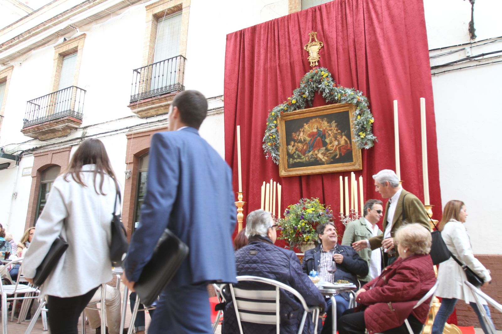 El centro se llena de altares para acoger la Magna  Rociera