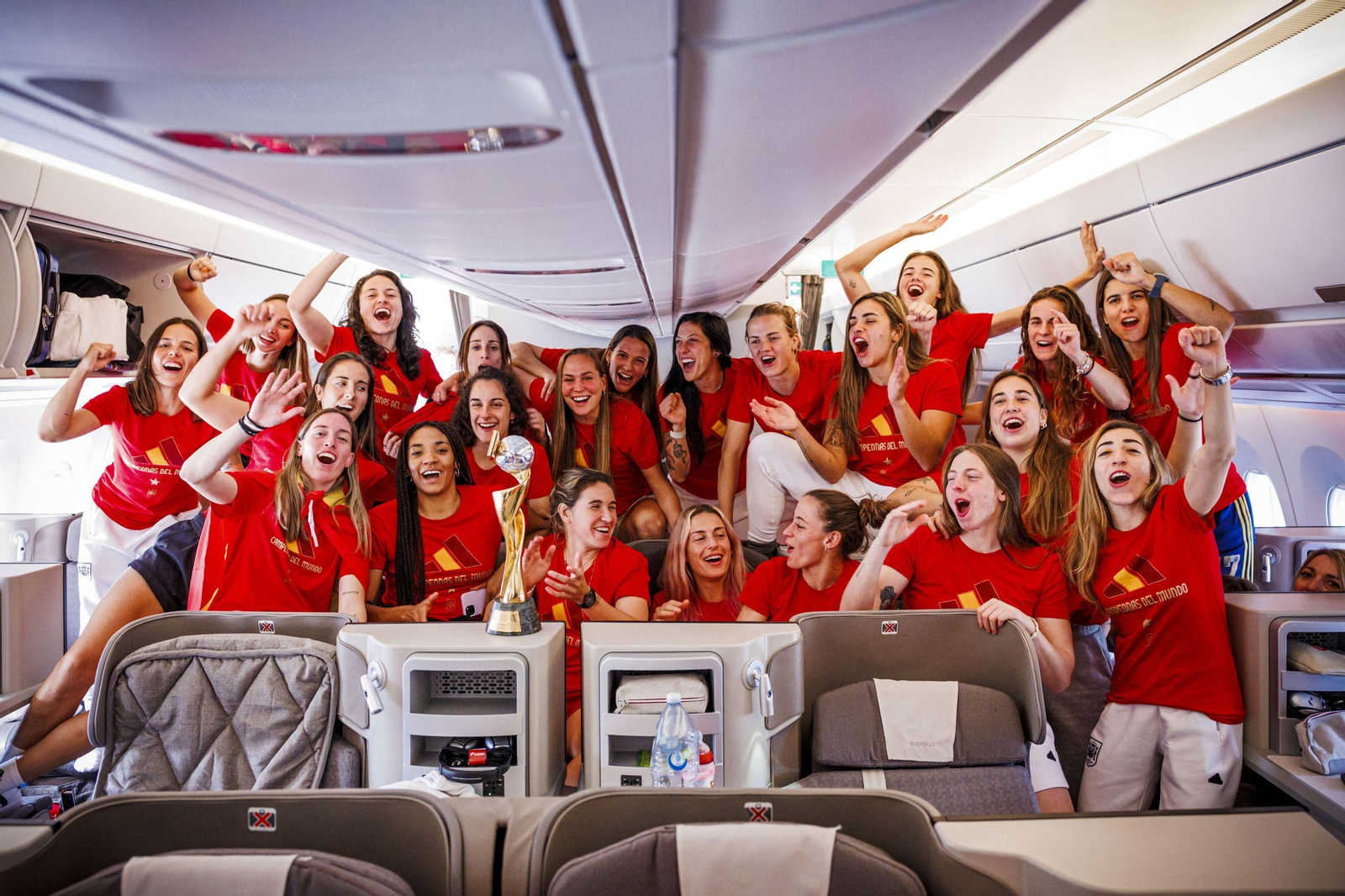 Las jugadoras de la selección española femenina de fútbol, en el avión de regreso tras proclamarse campeonas del mundo. Las jugadoras de la selección española femenina de fútbol, en el avión de regreso tras proclamarse campeonas del mundo.