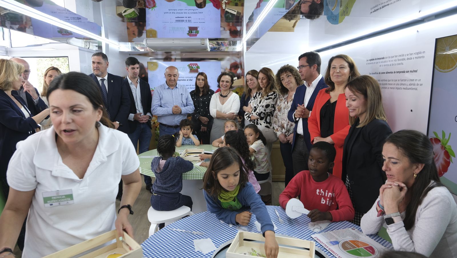 Imágenes de la caravana Frutibús, alimentación saludable, en Las Norias (El Ejido)