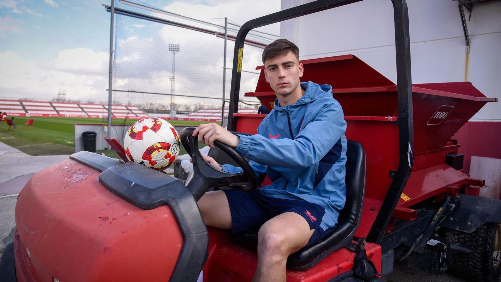 Pablo Rivera, subido a uno de los tractores rojos de la Ciudad Deportiva del Sevilla.