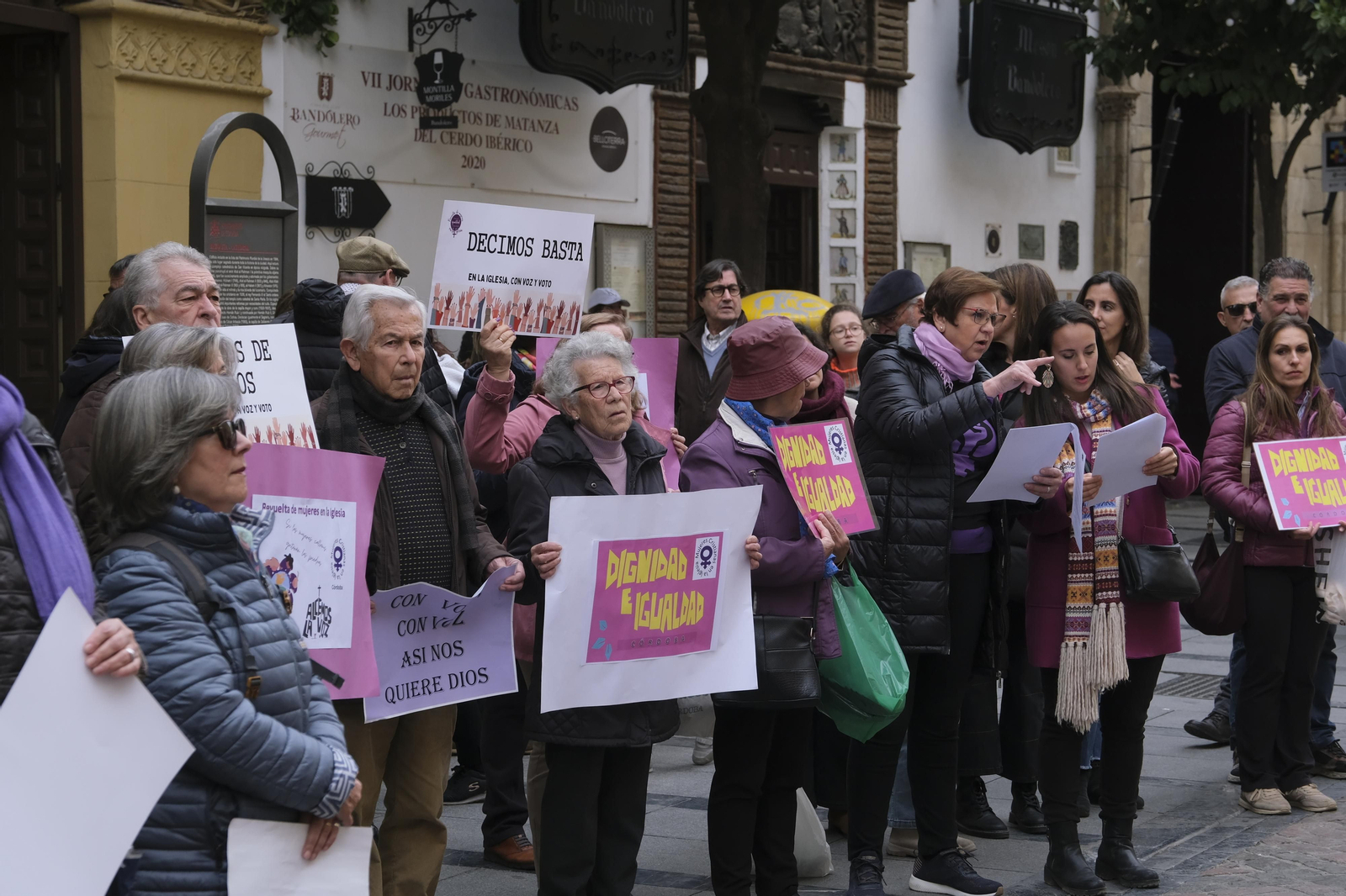 La concentración de la Revuelta de mujeres en la Iglesia en la Mezquita-Catedral de Córdoba, en imágenes