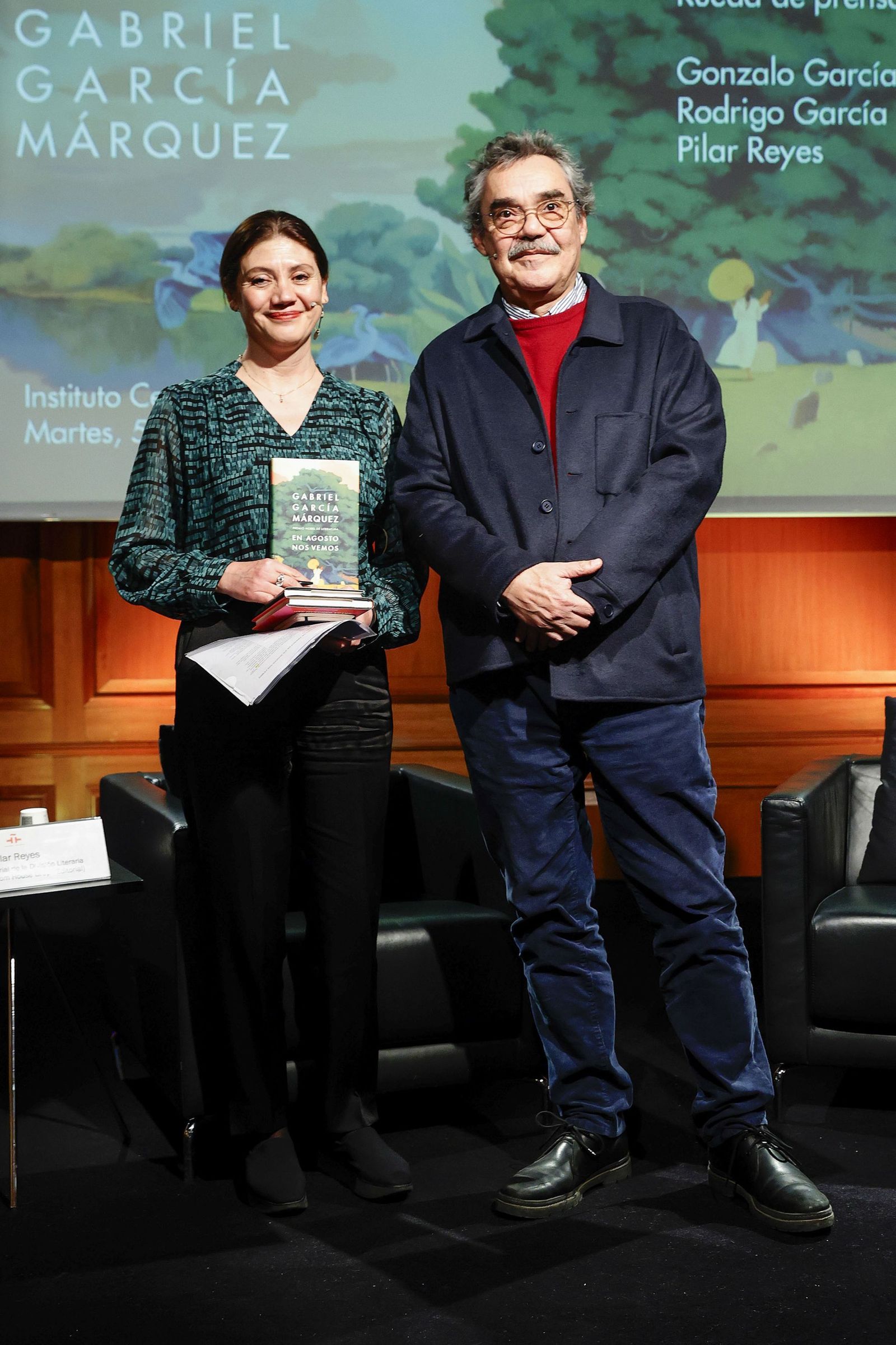 La editora Pilar Reyes posa junto a Gonzalo García, el hijo del escritor.