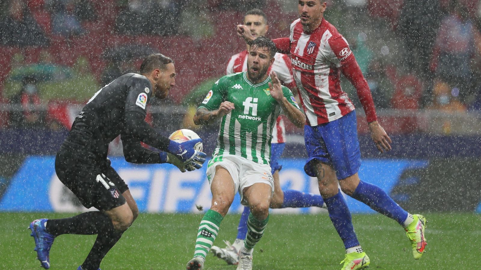 Oblak atrapa el balón ante Aitor Ruibal.