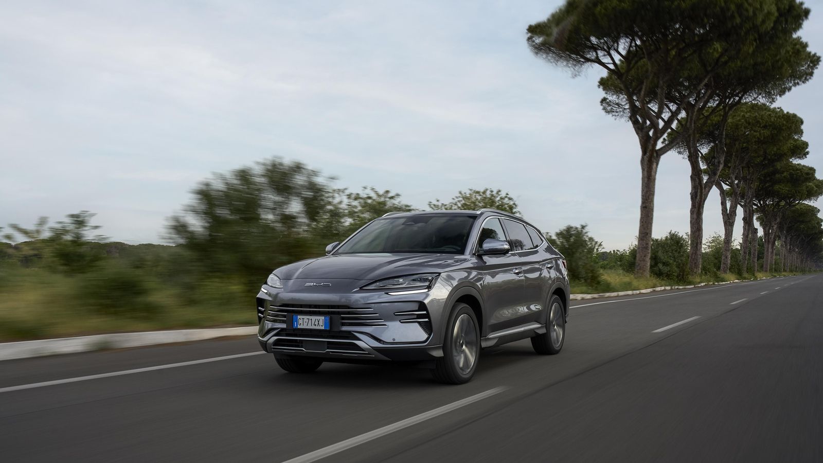 BYD emplea sus propias baterías LFP en este híbrido enchufable con dos niveles de capacidad,  18,3 o 26,6 kWh.