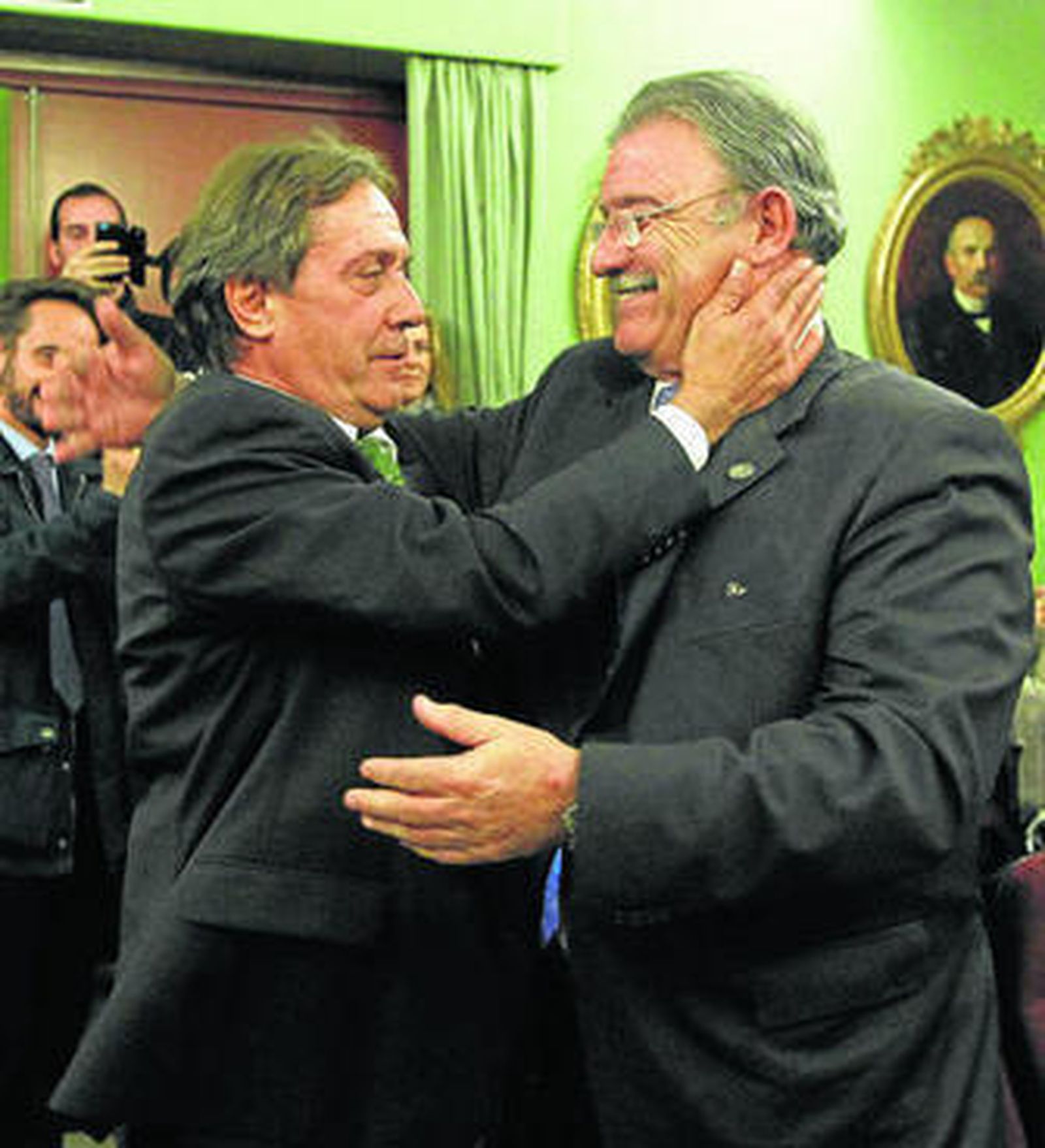 Eduardo Torres recibe la enhorabuena del otro candidato.