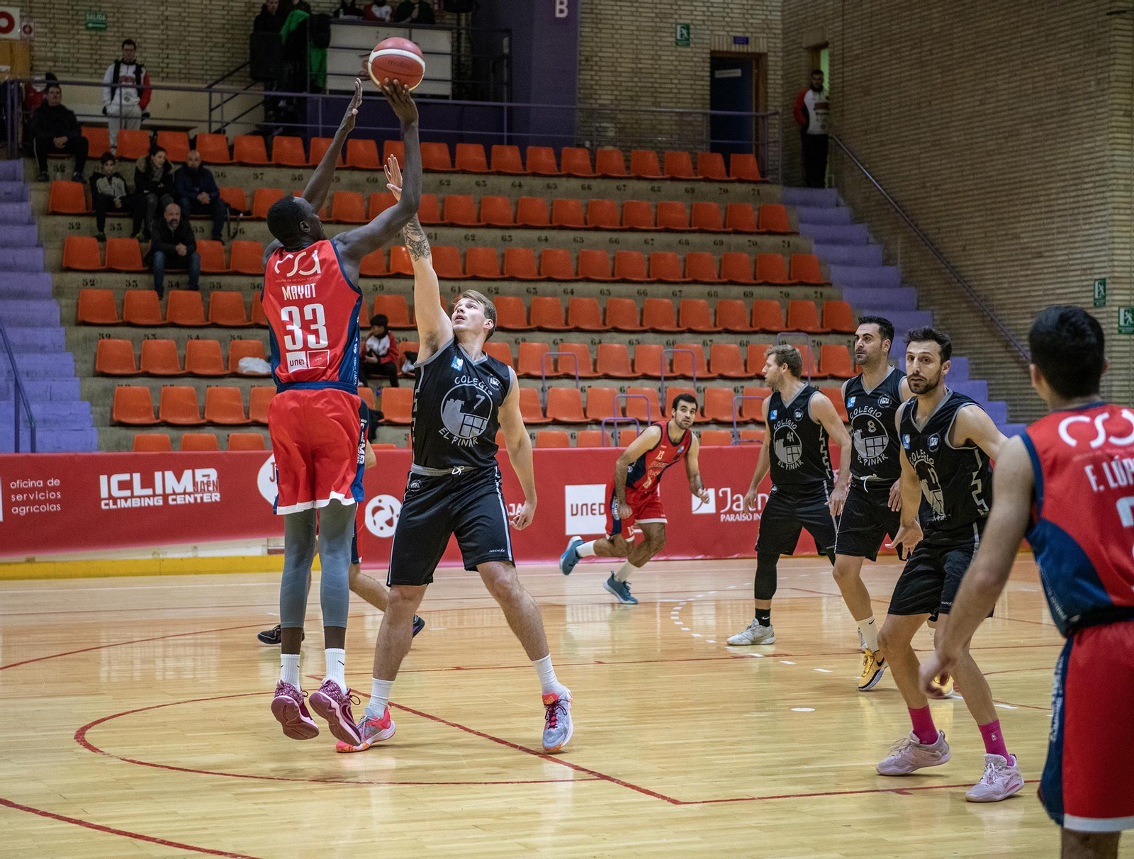 Deng Mayot lanza a canasta en una acción del partido.