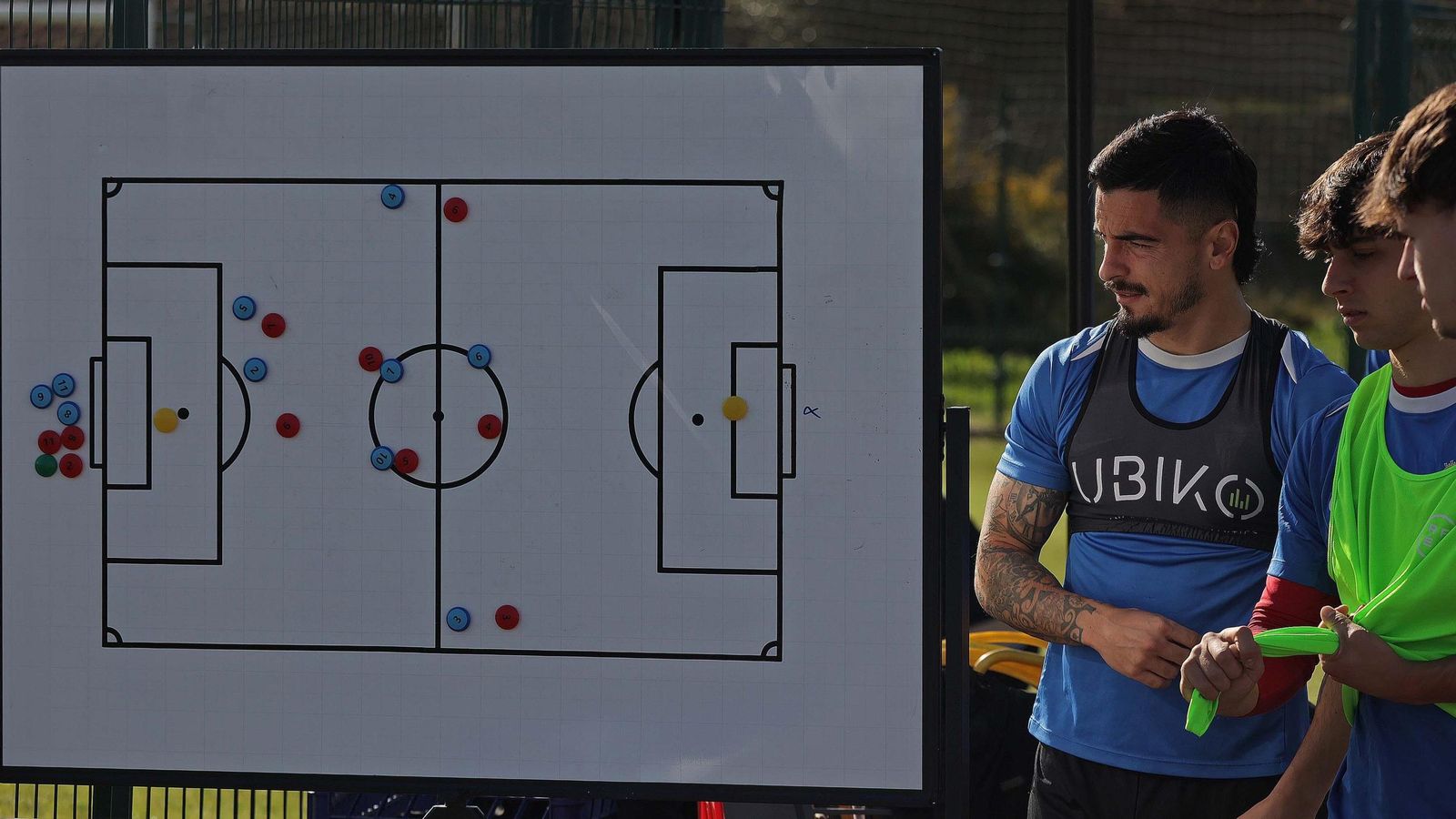Tomás, junto a una pizarra durante un entrenamiento reciente.