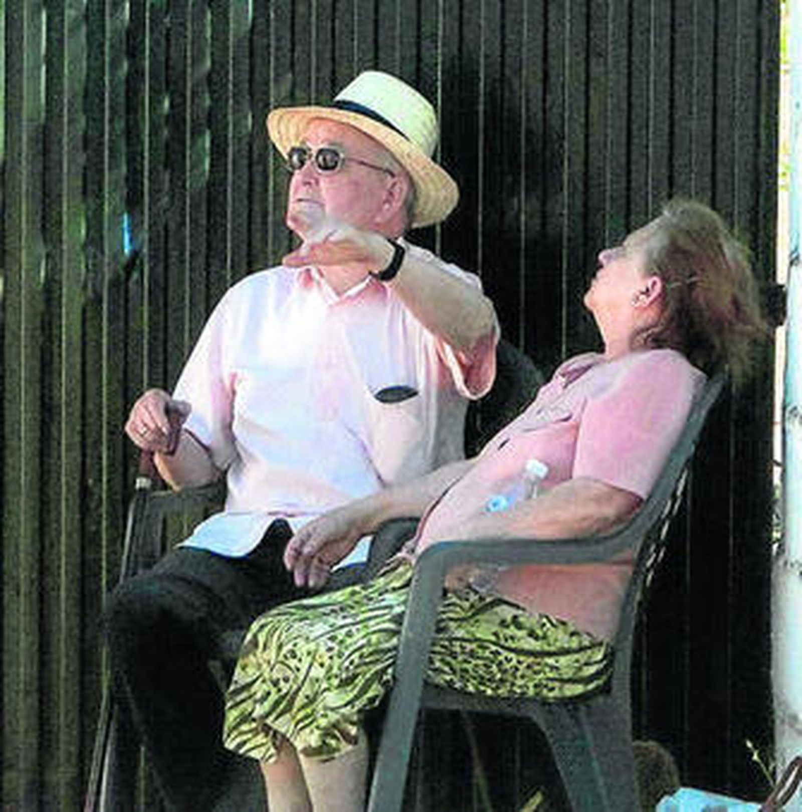 Los padres de José Bretón, en la puerta de la finca.