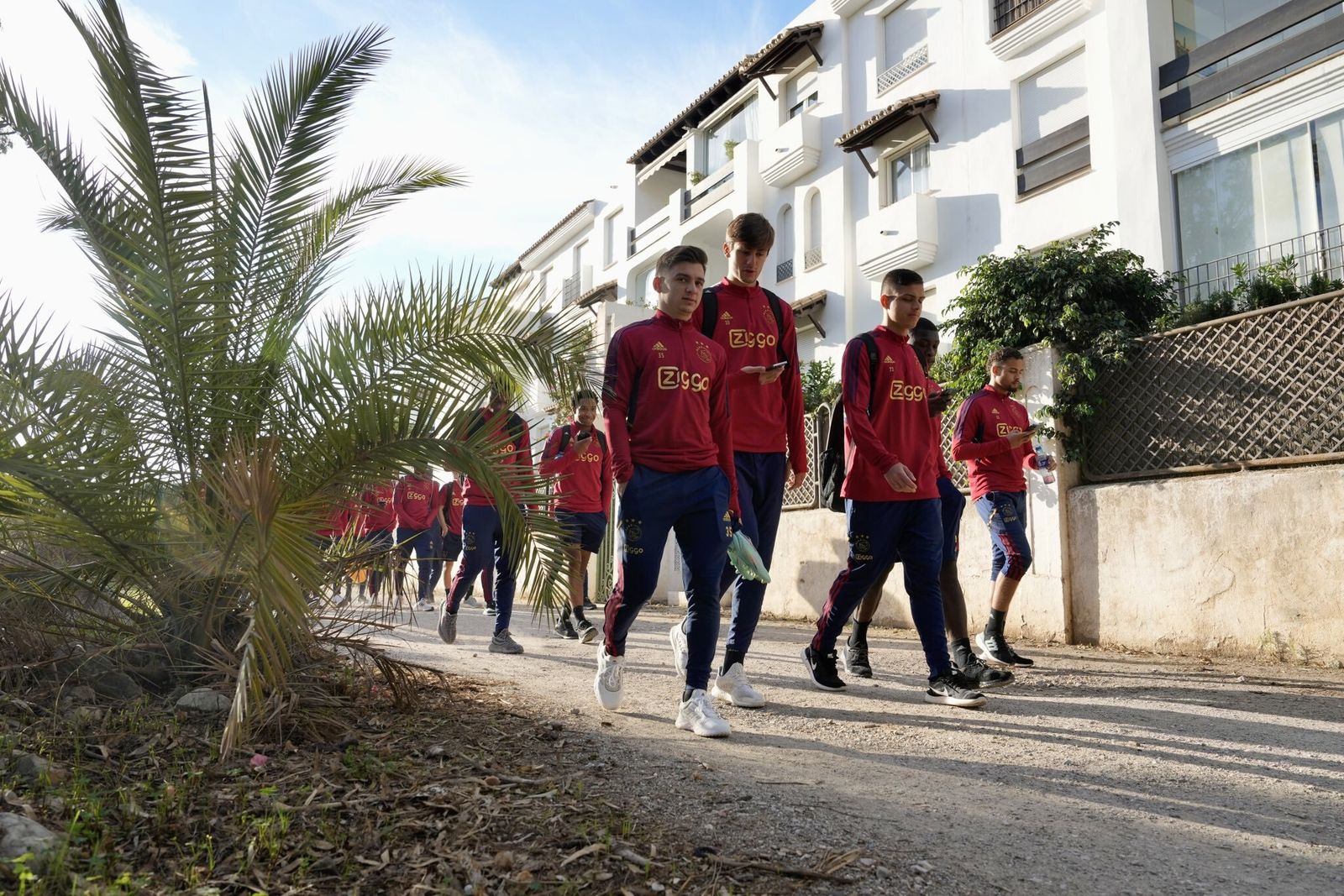 Los jugadores del Ajax se dirigen a entrenar.