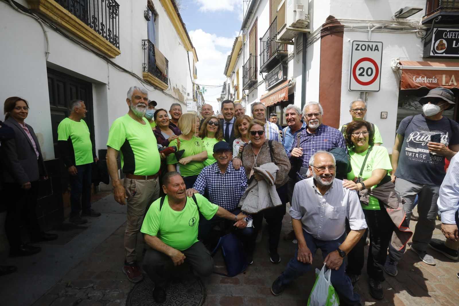 La visita de Juanma Moreno a los Patios de Córdoba, en imágenes.
