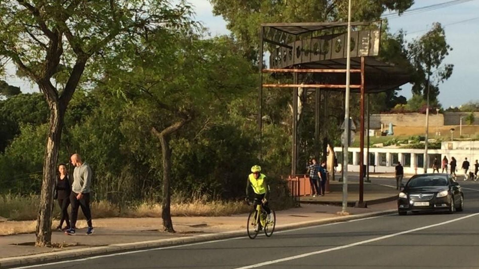 El Conquero tiene más vocación para paseo de peatones y bicis que de coches.