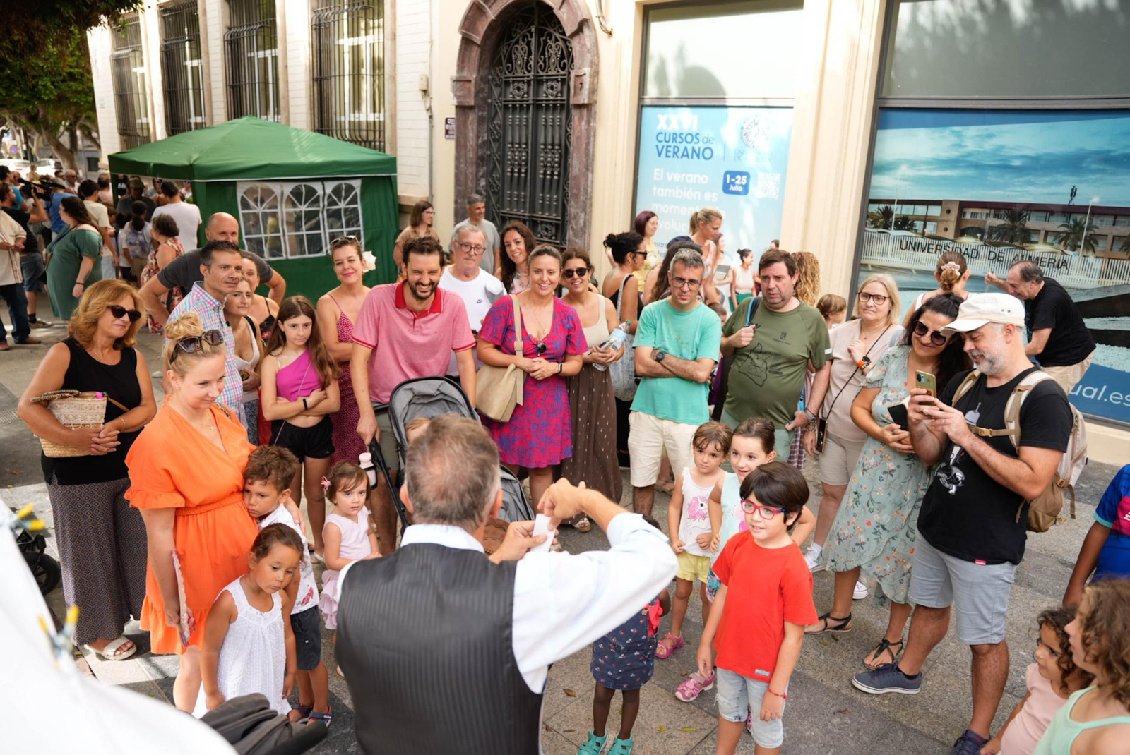 Las mejores imágenes del espectáculo de magia en la calle de la Feria de Almería