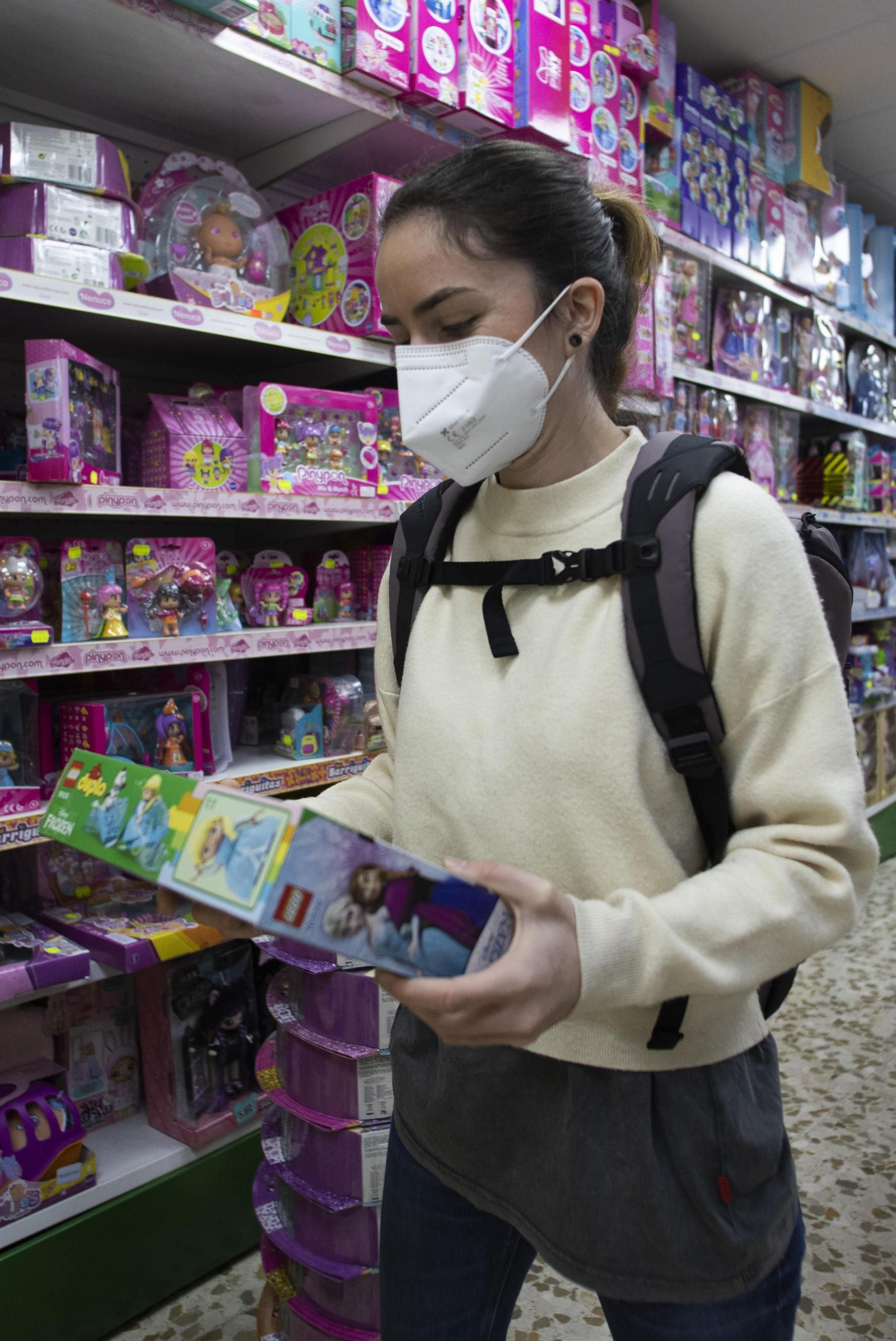 Así ha sido la vuelta de los bares y comercios de Granada tras tres semanas de cierre, en imágenes