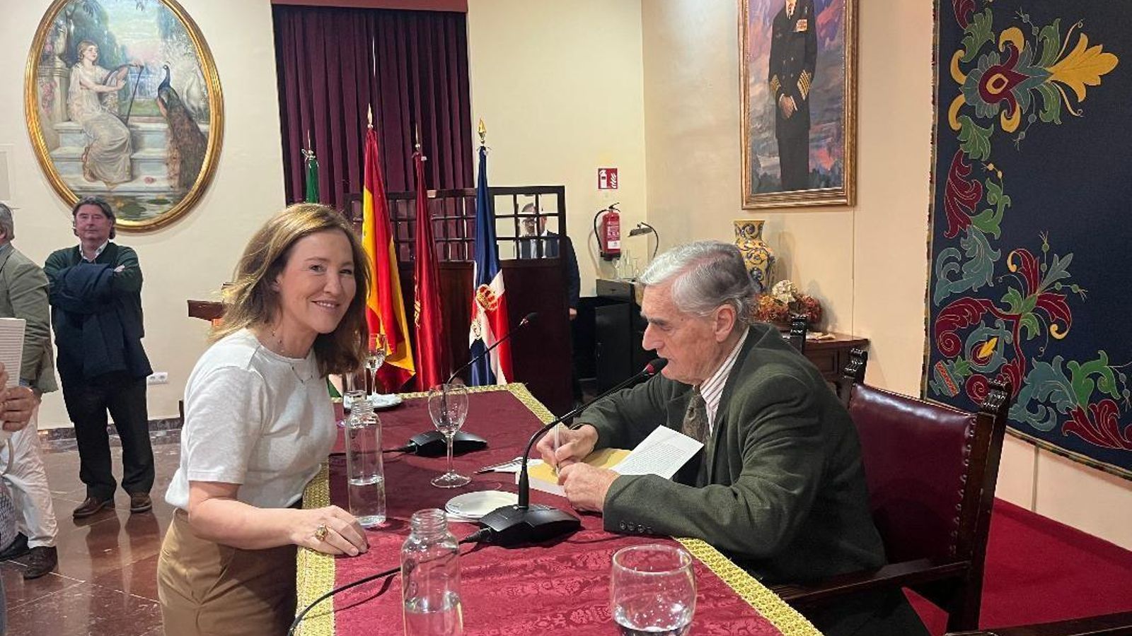 El escritor Ignacio Romero de Solís con María O’Neill firmando una de los ejemplares.