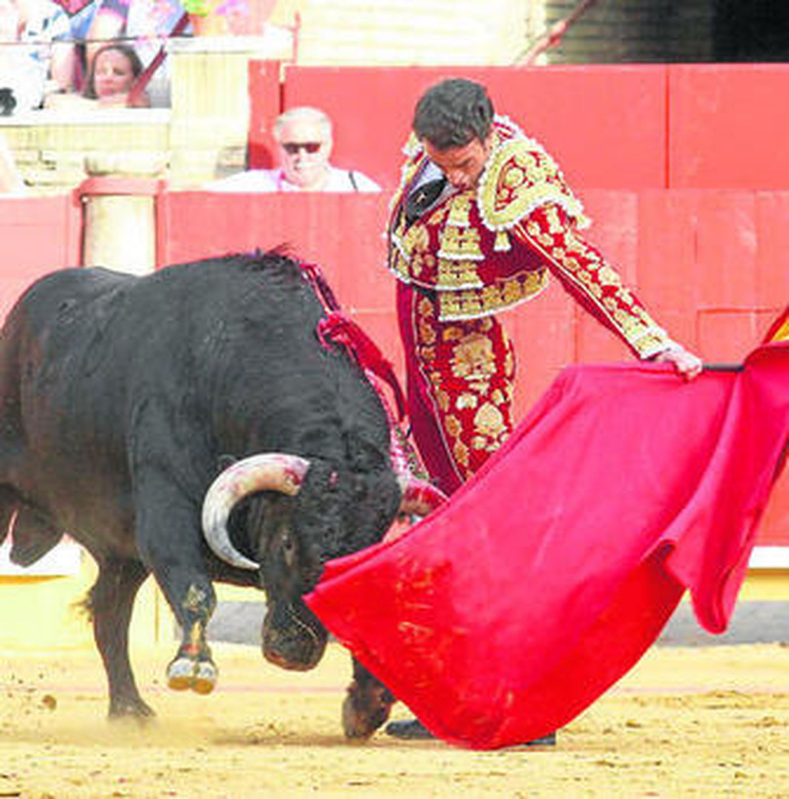 Finito se luce con la muleta en una corrida.
