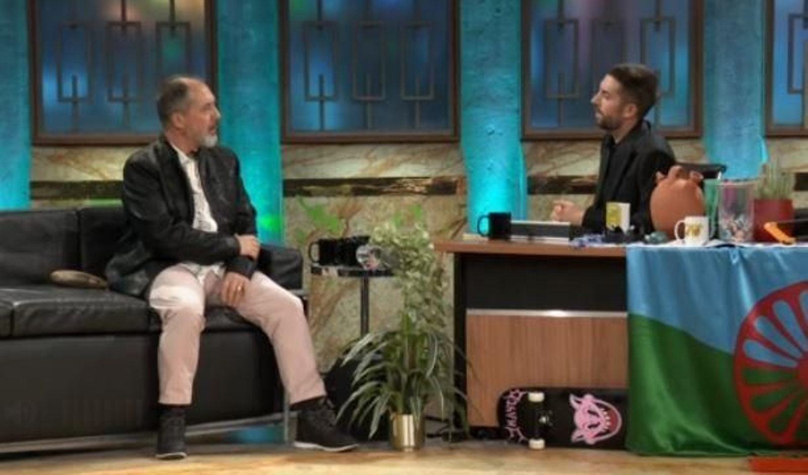 Juan Enrique Soto, con David Broncano en el plató de La Revuelta.