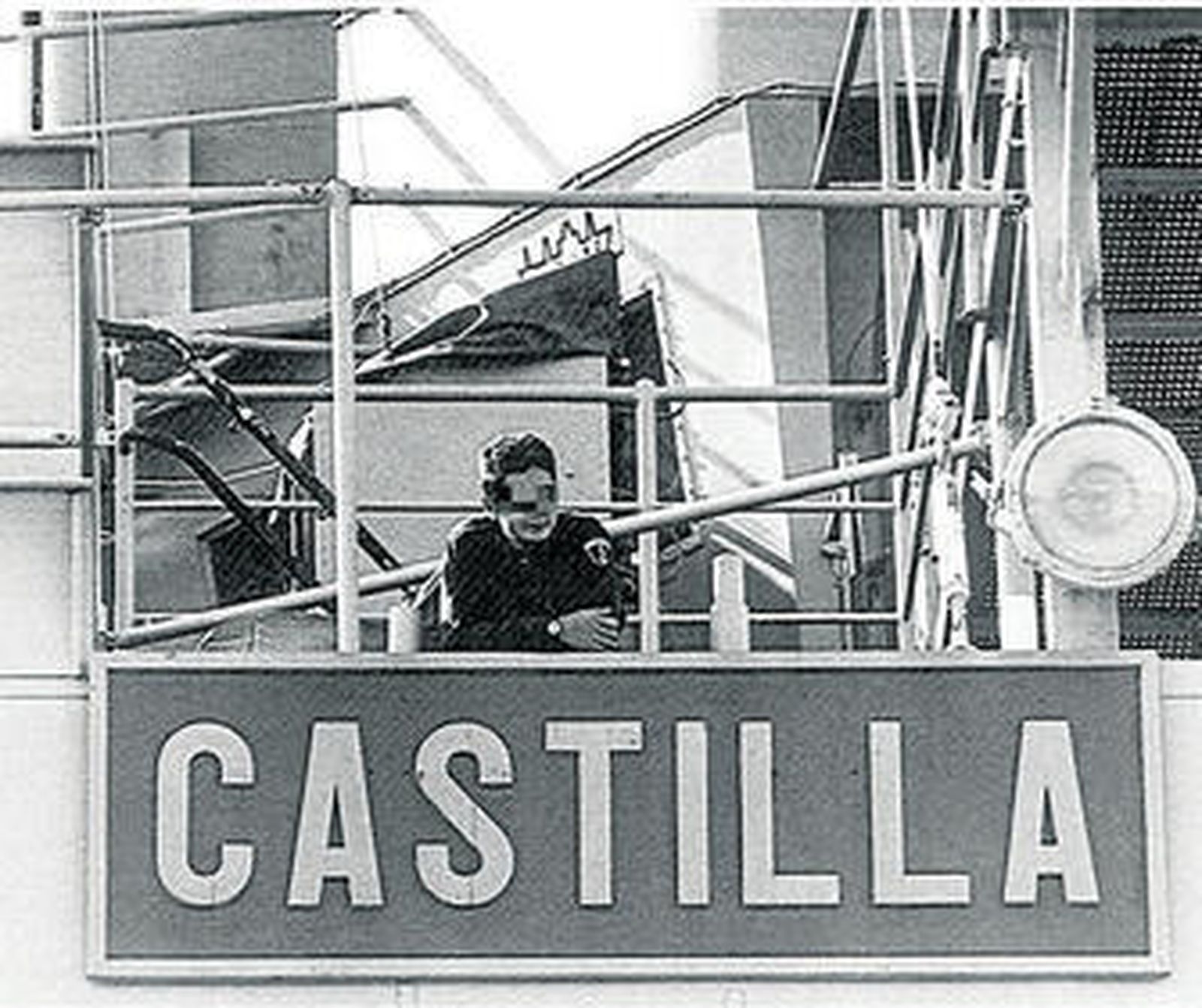 Un marinero en la cubierta del 'Castilla', uno de los barcos involucrados en el asunto del contrabando de tabaco.