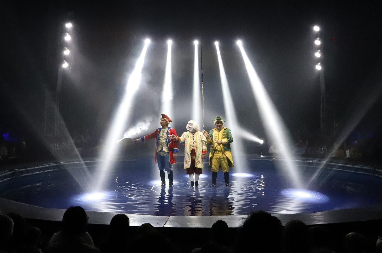 El Circo Alegría muestra su espectáculo sobre el agua, en imágenes