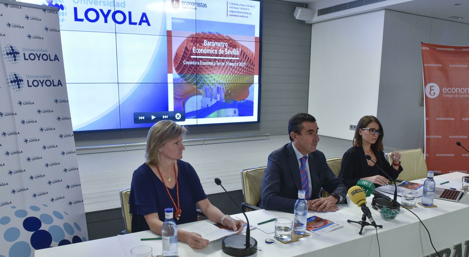 El presidente de Colegio de Economistas de Sevilla, Francisco J. Tato, junto a la responsable de la Comisión de Estudios, María del Pópulo  Pablo, y la profesora de la Loyola María del Carmen Delgado.