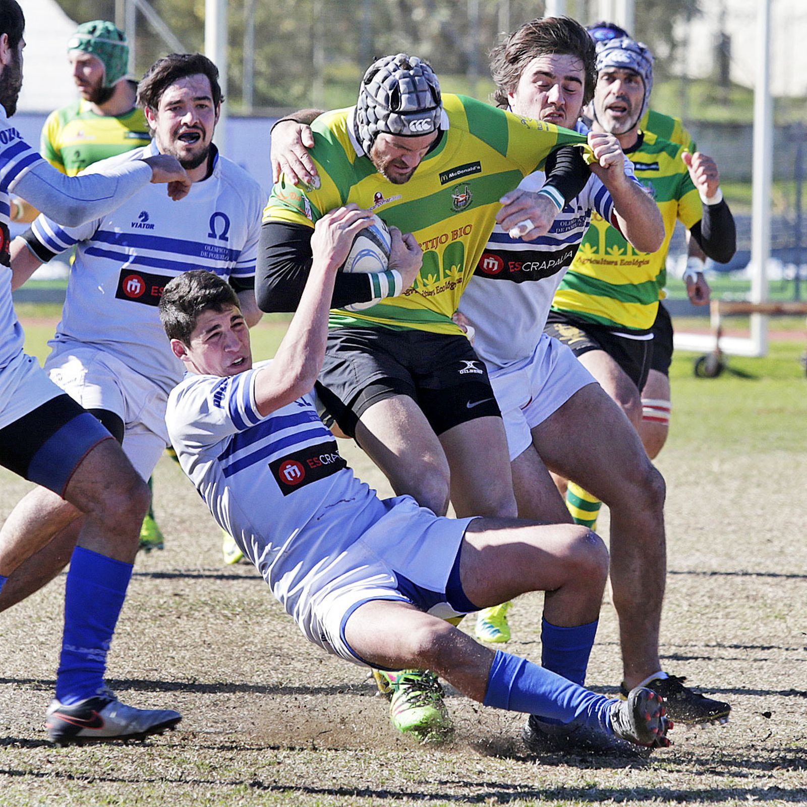 De la Cueva intenta zafarse de un intento de placaje en el choque de ayer.