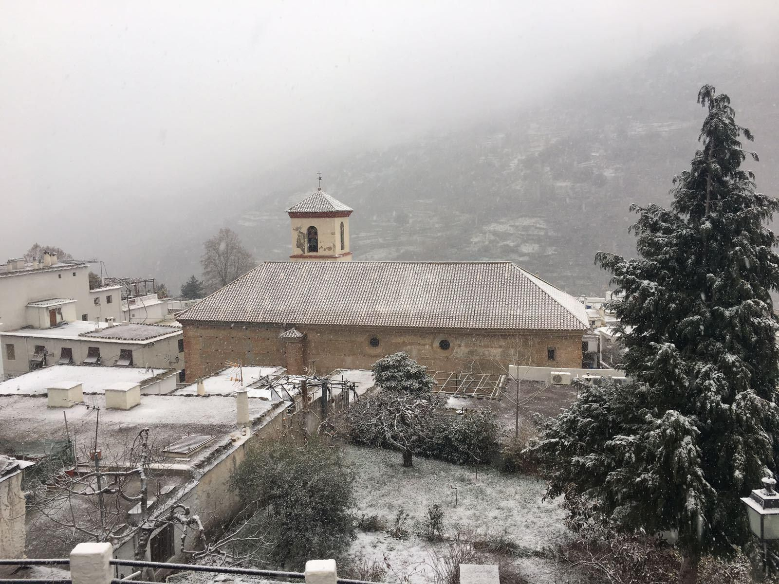 1. Los turistas pasaron una jornada helada en la capital. 2. El agua de algunas fuentes se congeló. 3. Los abrigos y las bufandas fueron protagonistas. 4. Los copos de nieve sorprendieron a los vecinos de la Costa. 5. Los terrenos de la bodega Cuatro vientos en Murtas también recibieron una ligera nevada.