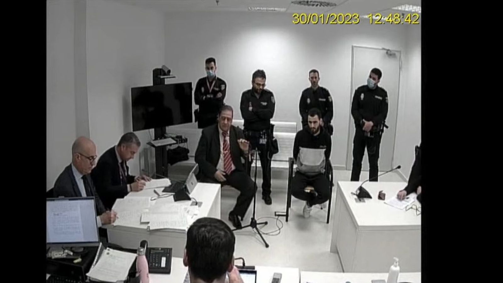 Yassine Kanjaa -sentado, esposado con las manos a la espalda- durante su declaración ante el juez instructor de la Audiencia Nacional, el 30 de enero de 2023.