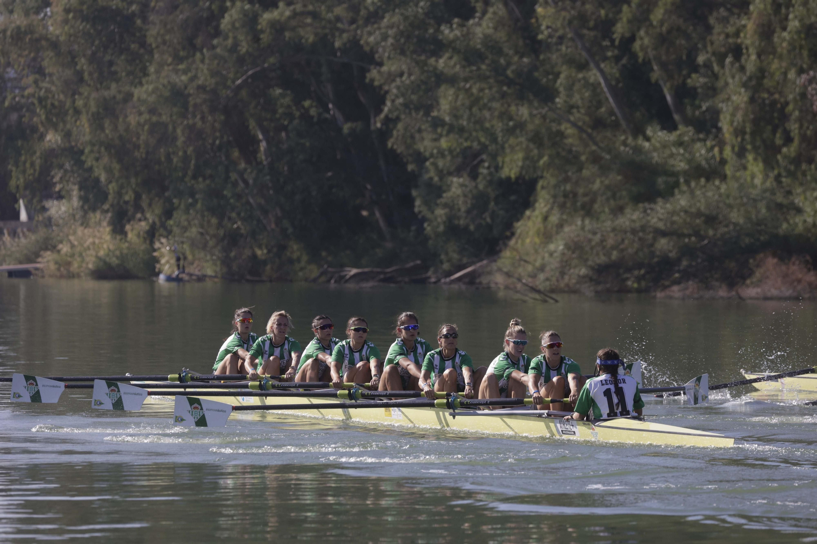 La Regata Sevilla-Betis femenina en imágenes