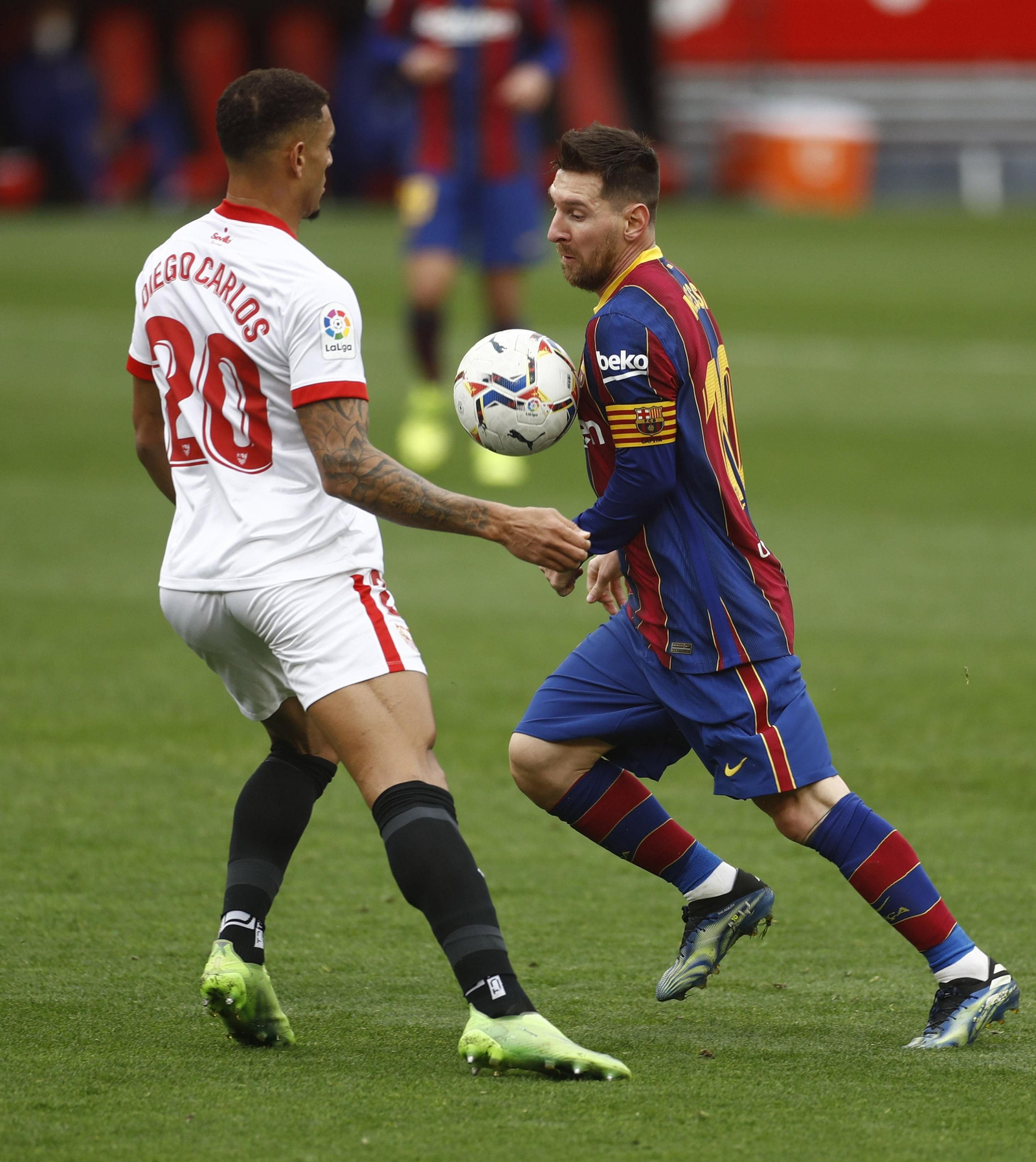 Diego Carlos intenta detener a Messi.