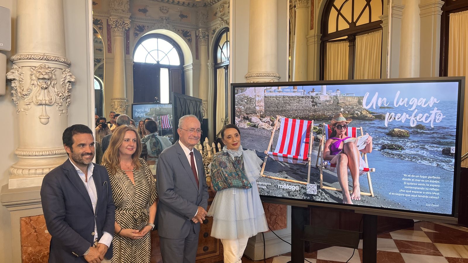 Los concejales Jacobo Florido y Rosa Sánchez, el Alcalde de Málaga y la cantante Luz Casal.
